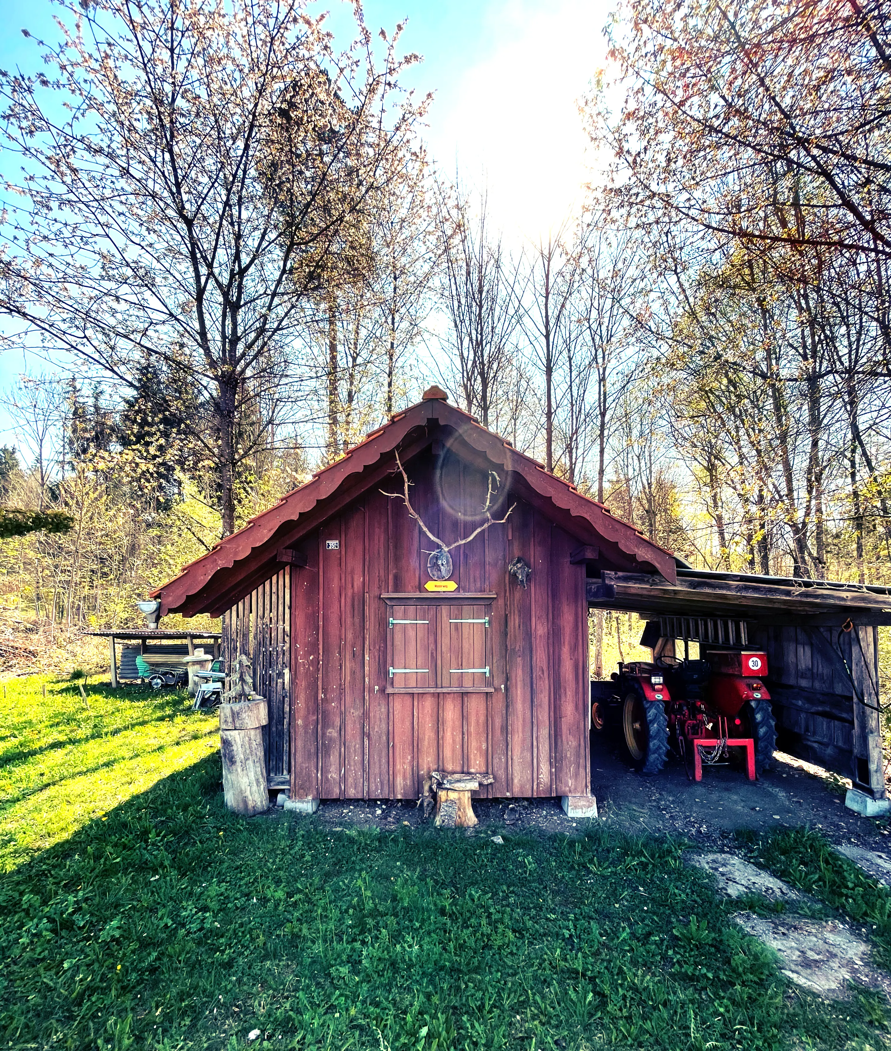 Entlang des Fabelwegs findet man teilweise kleine Holzhütten, die den lokalen Bauern als Unterstand dienen.