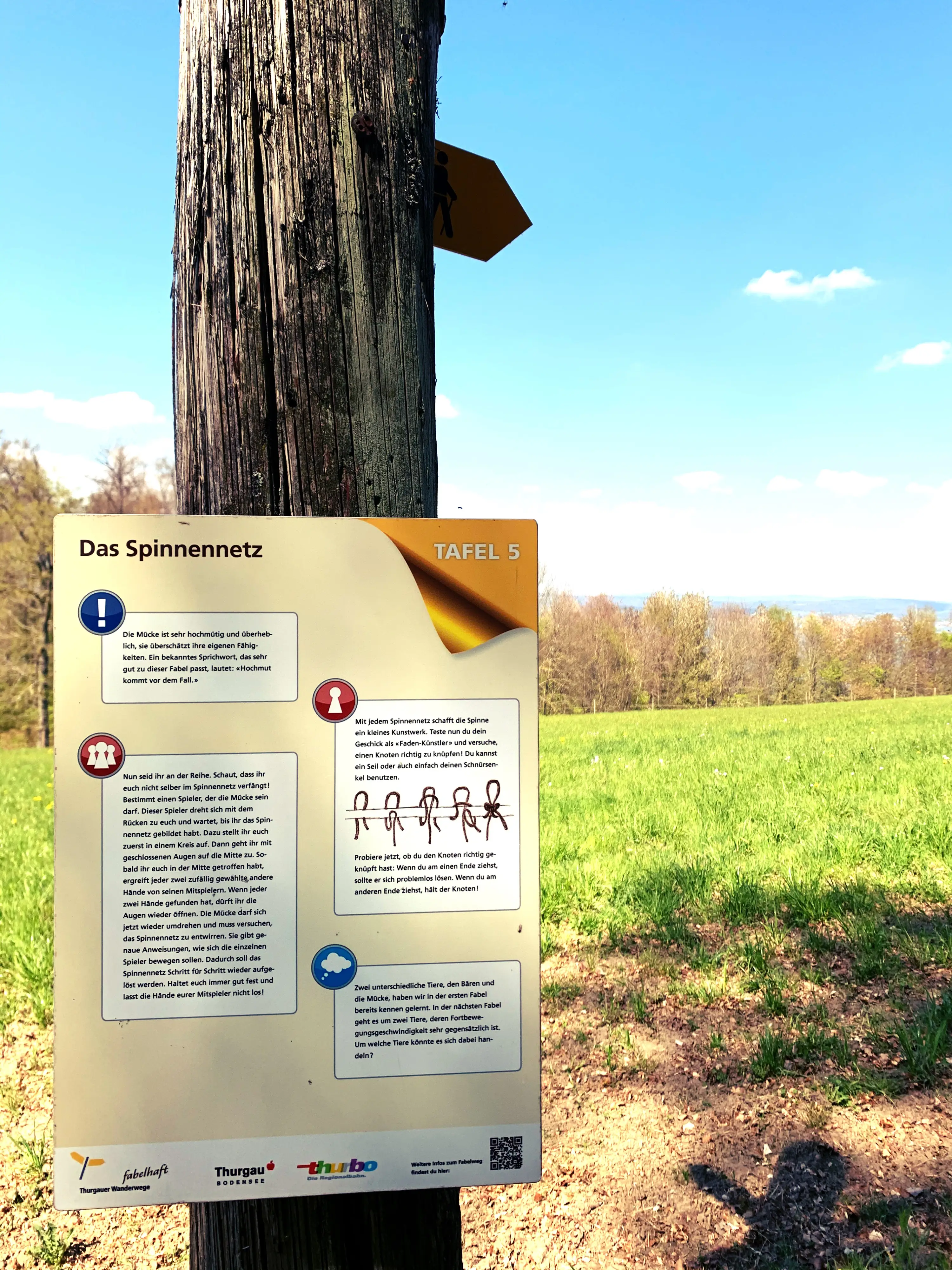 In regelmäßigen Abständen findet man auf dem Thurgauer Fabelweg Infoschilder und Aufgaben die Kinder erledigen und ausprobieren können.