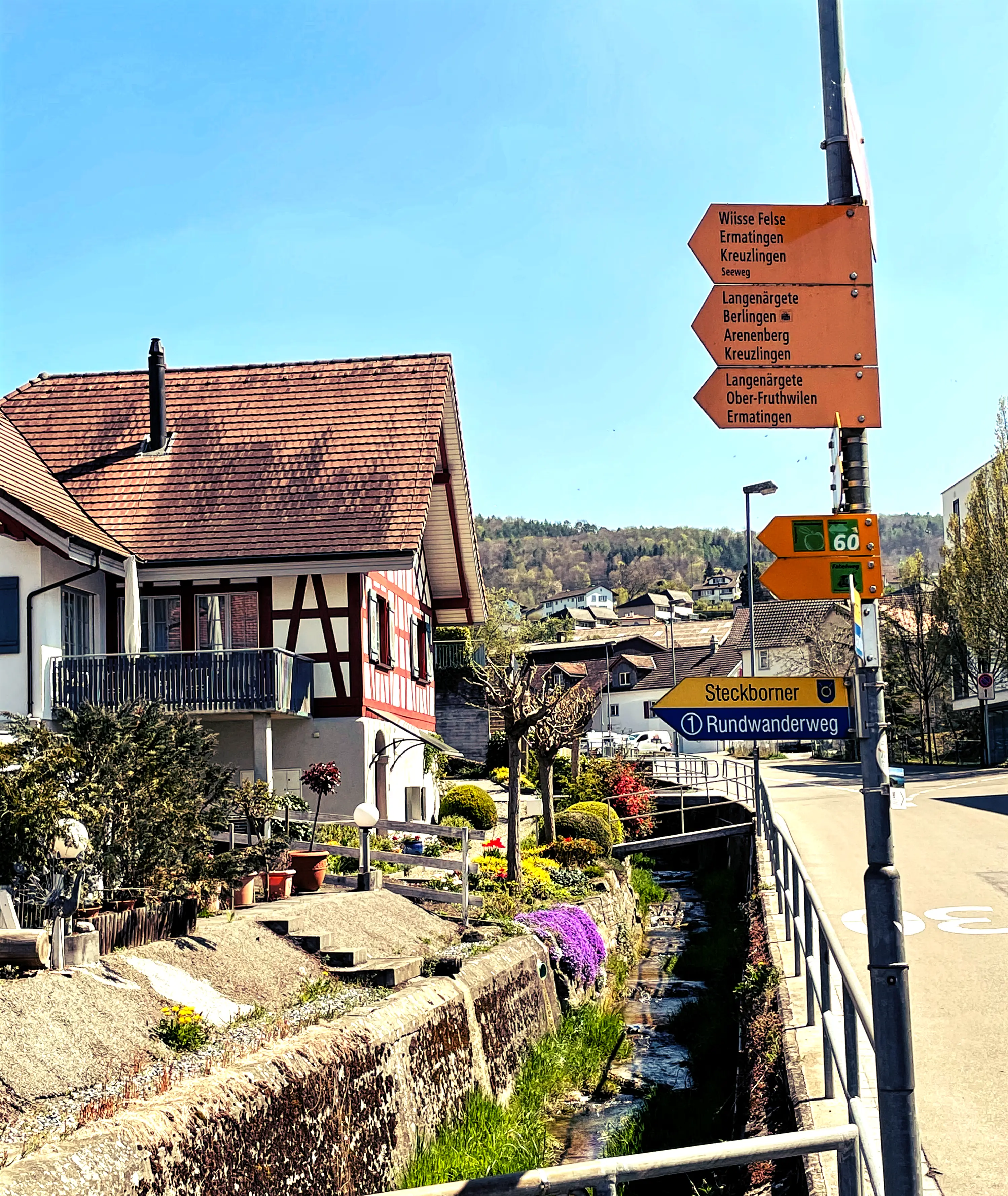 Der Thurgauer Fabelweg ist mit Wegweisern gut ausgeschildert.