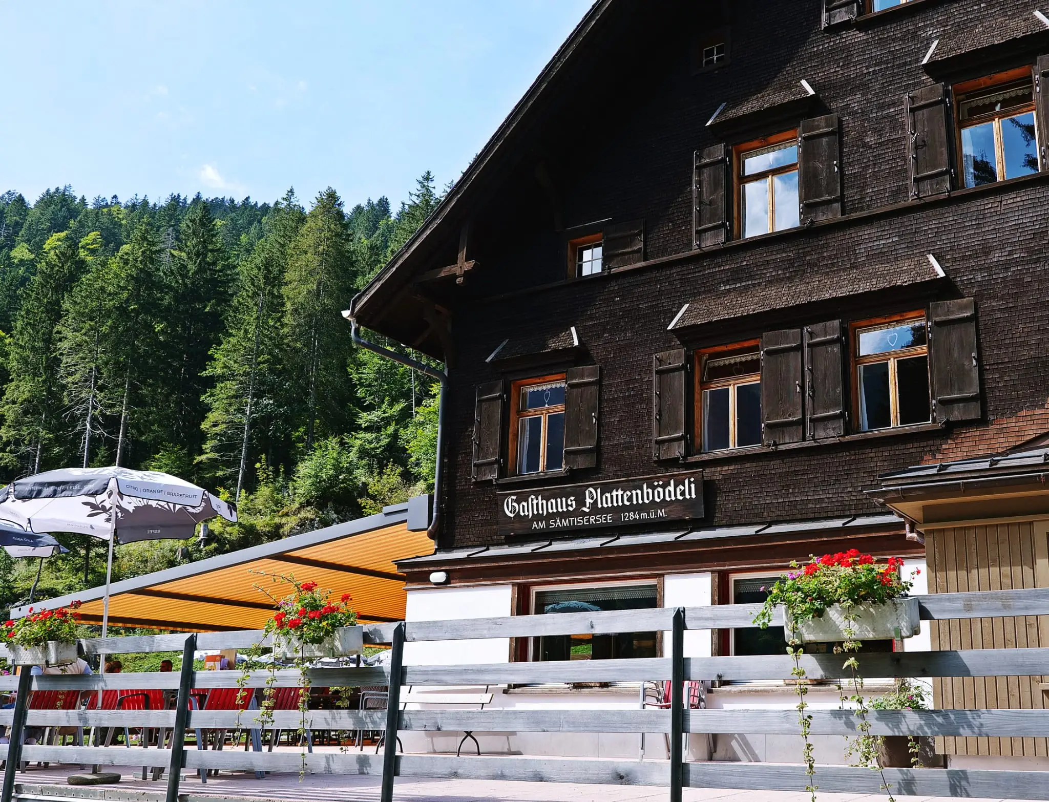 Eine erste Rast zum Erholen legen die Localsbodensee im Berggasthaus Plattenbödeli ein.