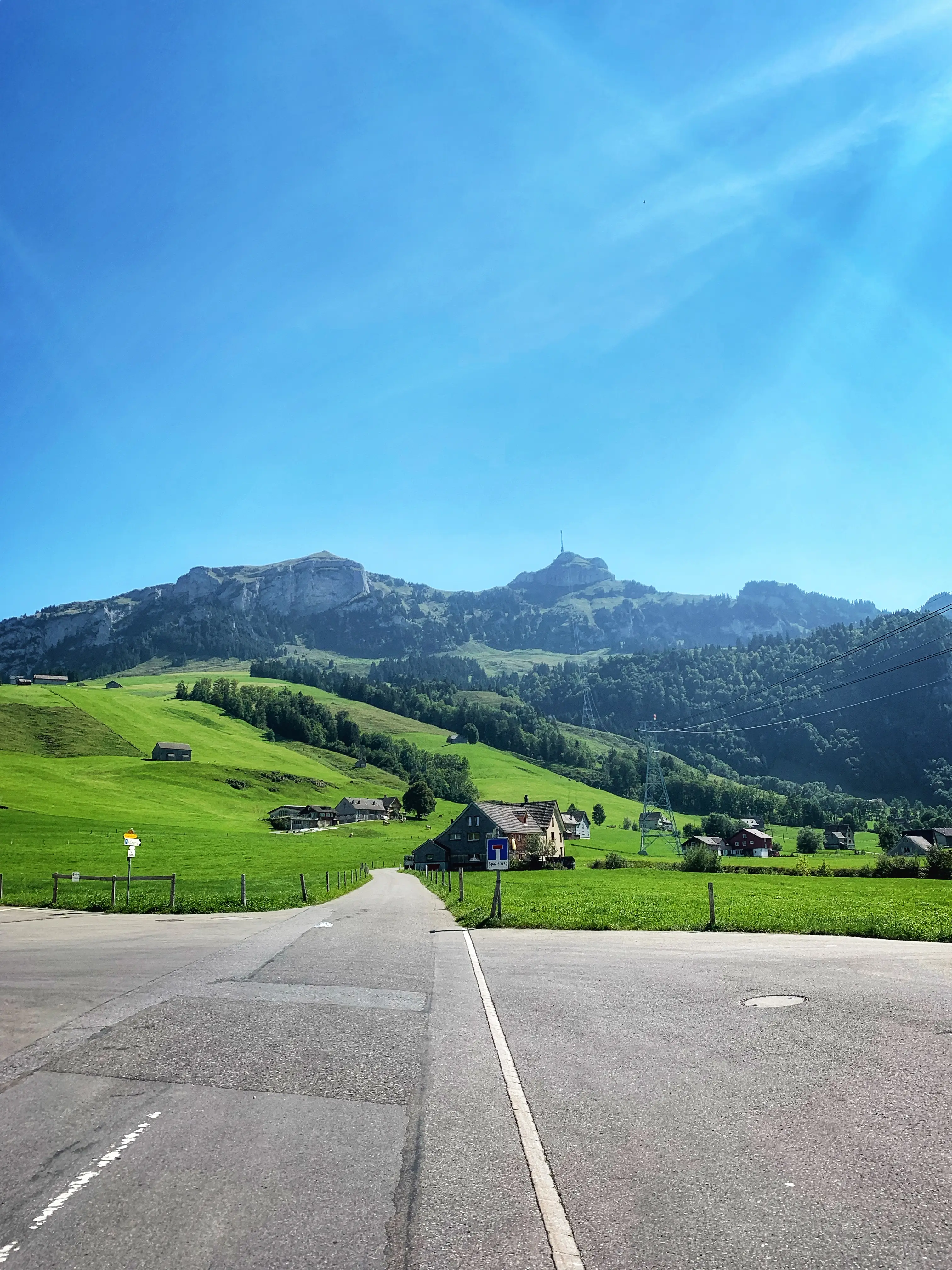 Die Wanderung der Localsbodensee startet in Richtung nächster Seilbahnstation Alp Sigel.