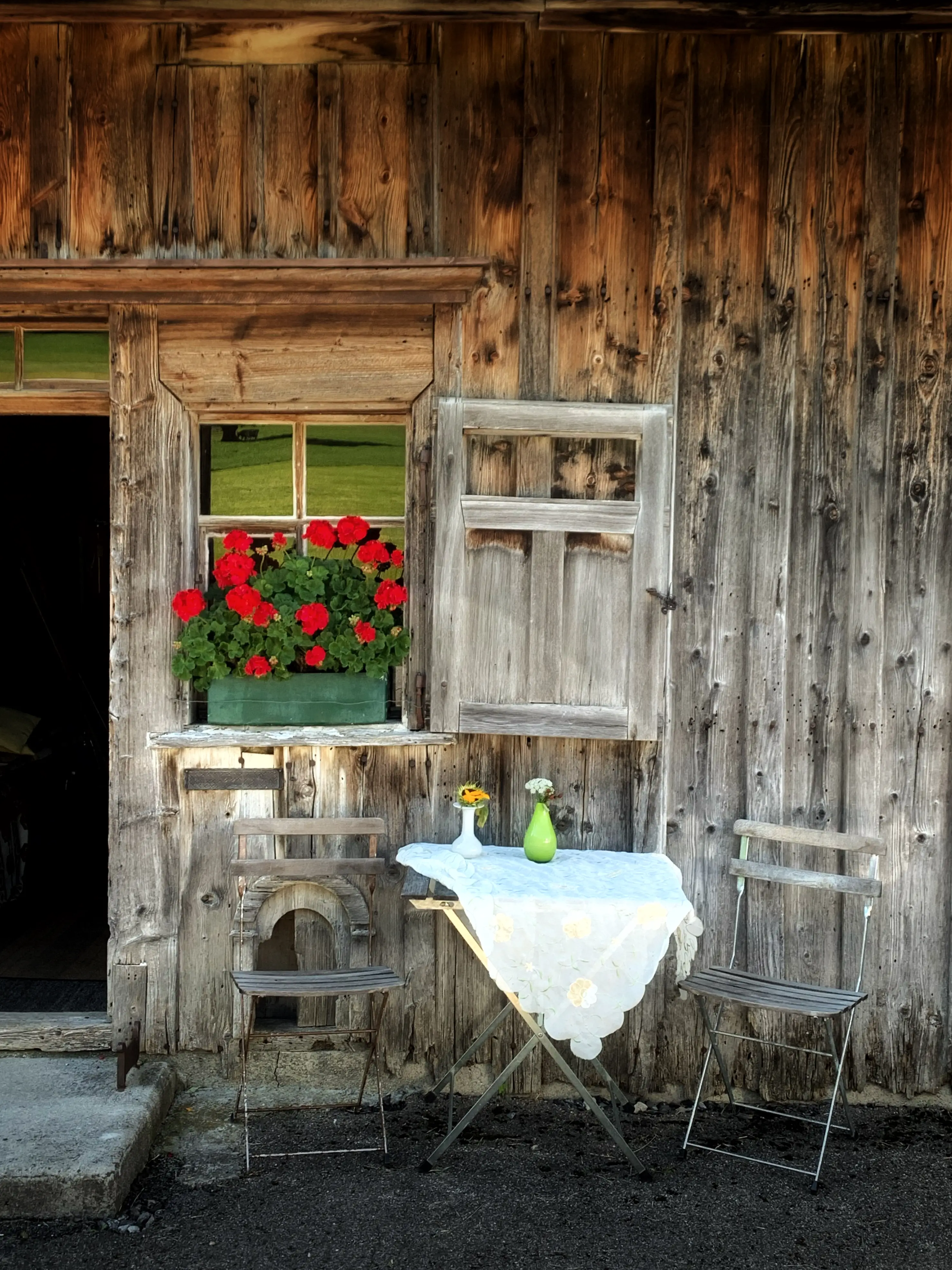 Die Localsbodensee kommen auf Ihrer Wanderung bei Brülisau im Appenzell an liebevoll gestalteten Berghütten vorbei.