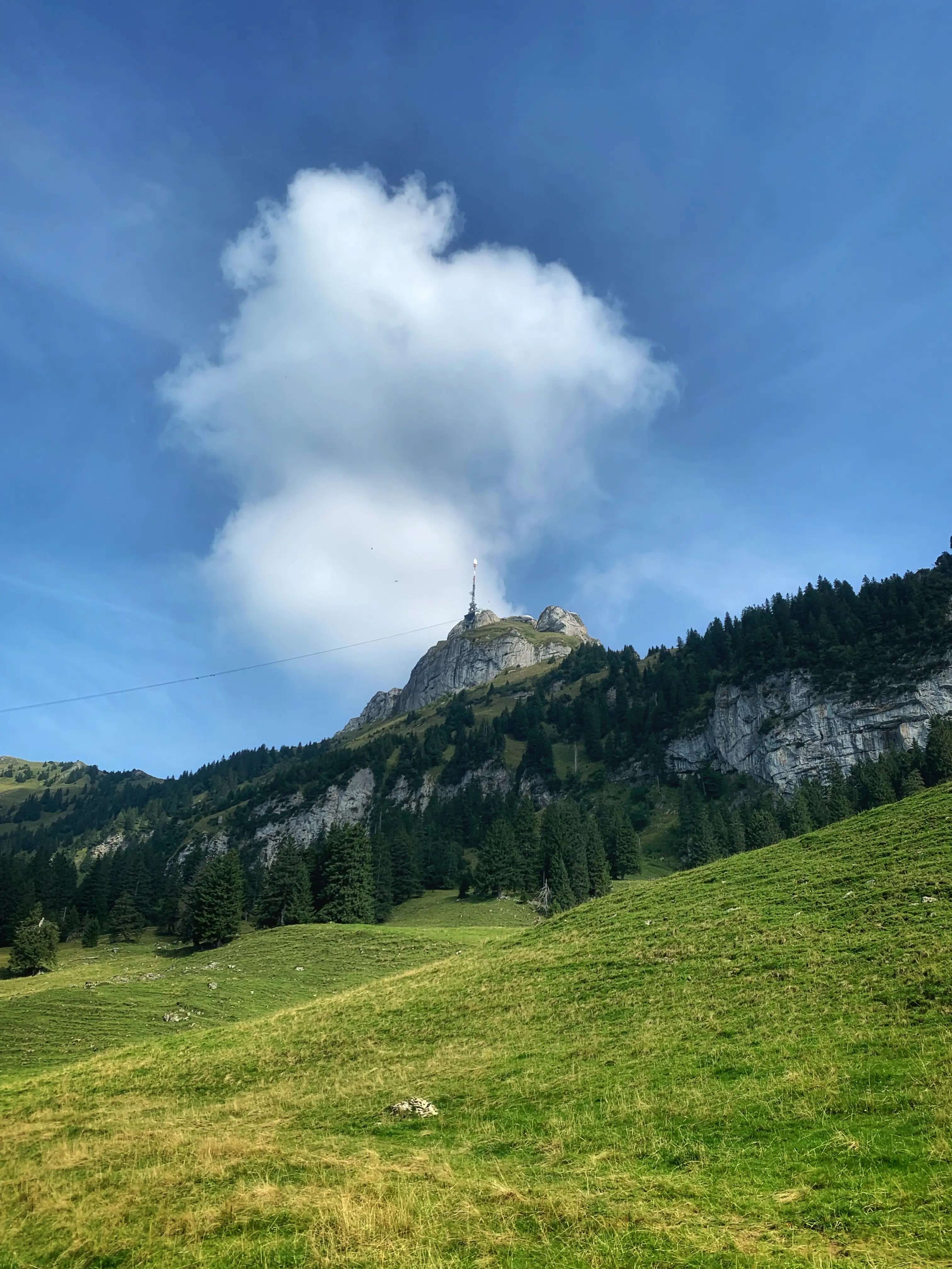 Der Hohe Kasten steht präsent in der Landschaft bei Brülisau im Appenzell.