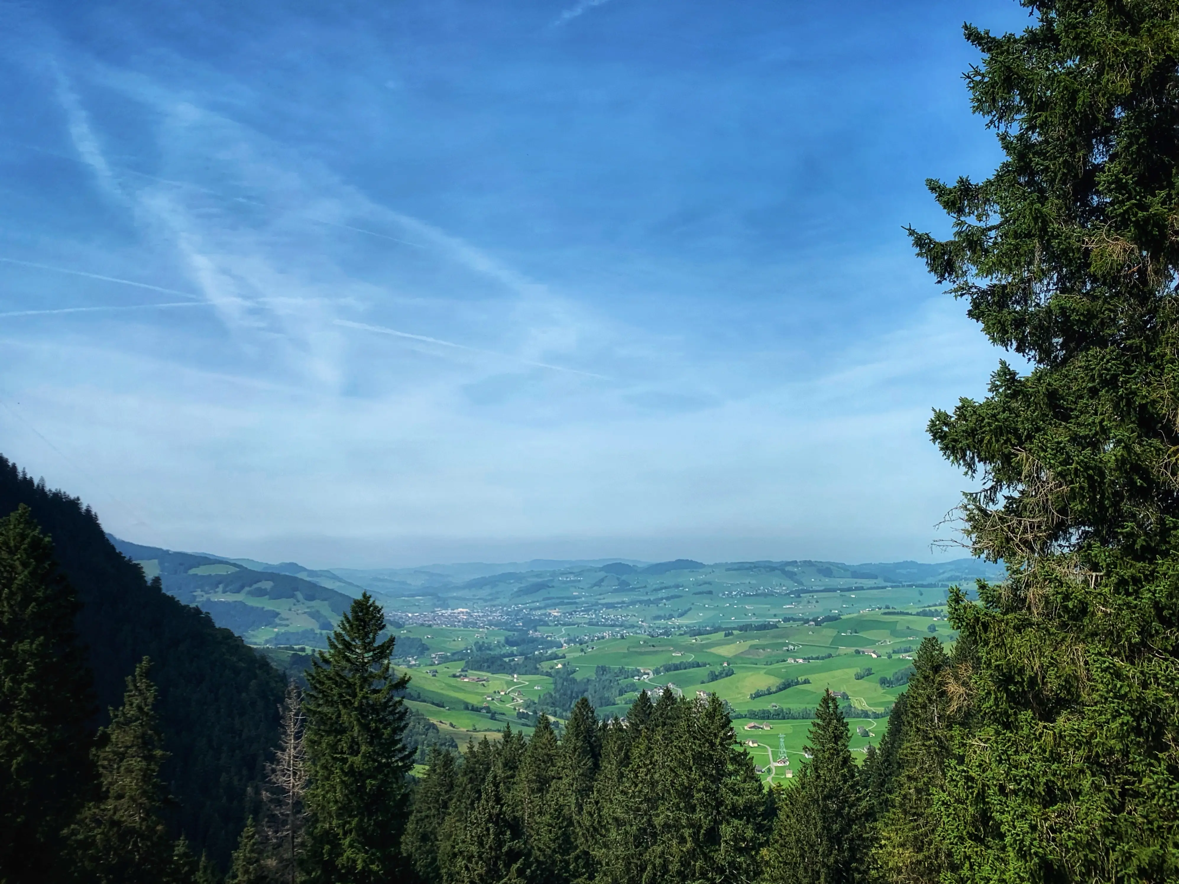 Die Aussicht von den höheren Punkten auf der Wanderung im Appenzell ist natürlich atemberaubend.