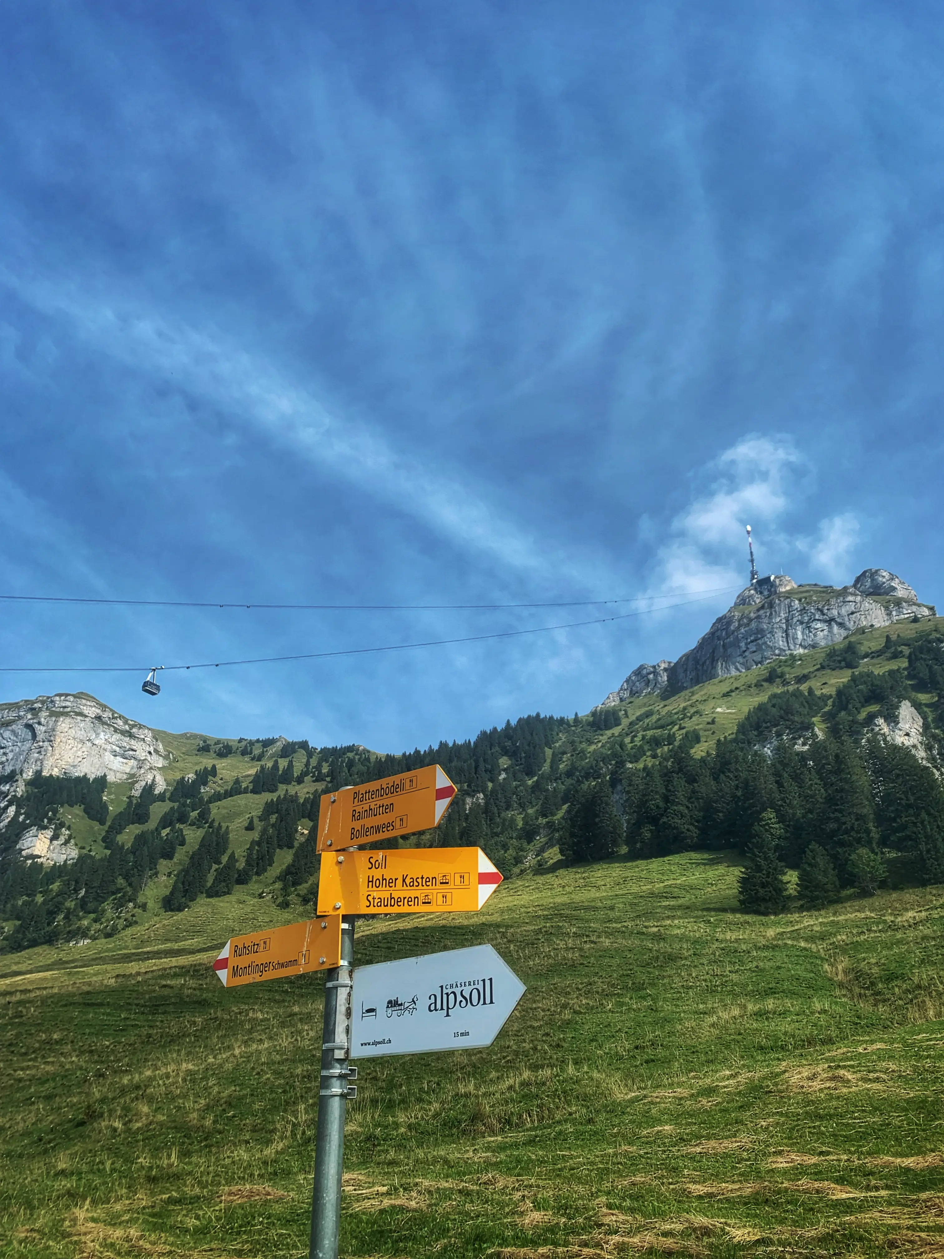 Wegweiser führen die Localsbodensee auf ihrer Wanderung in der Schweiz.