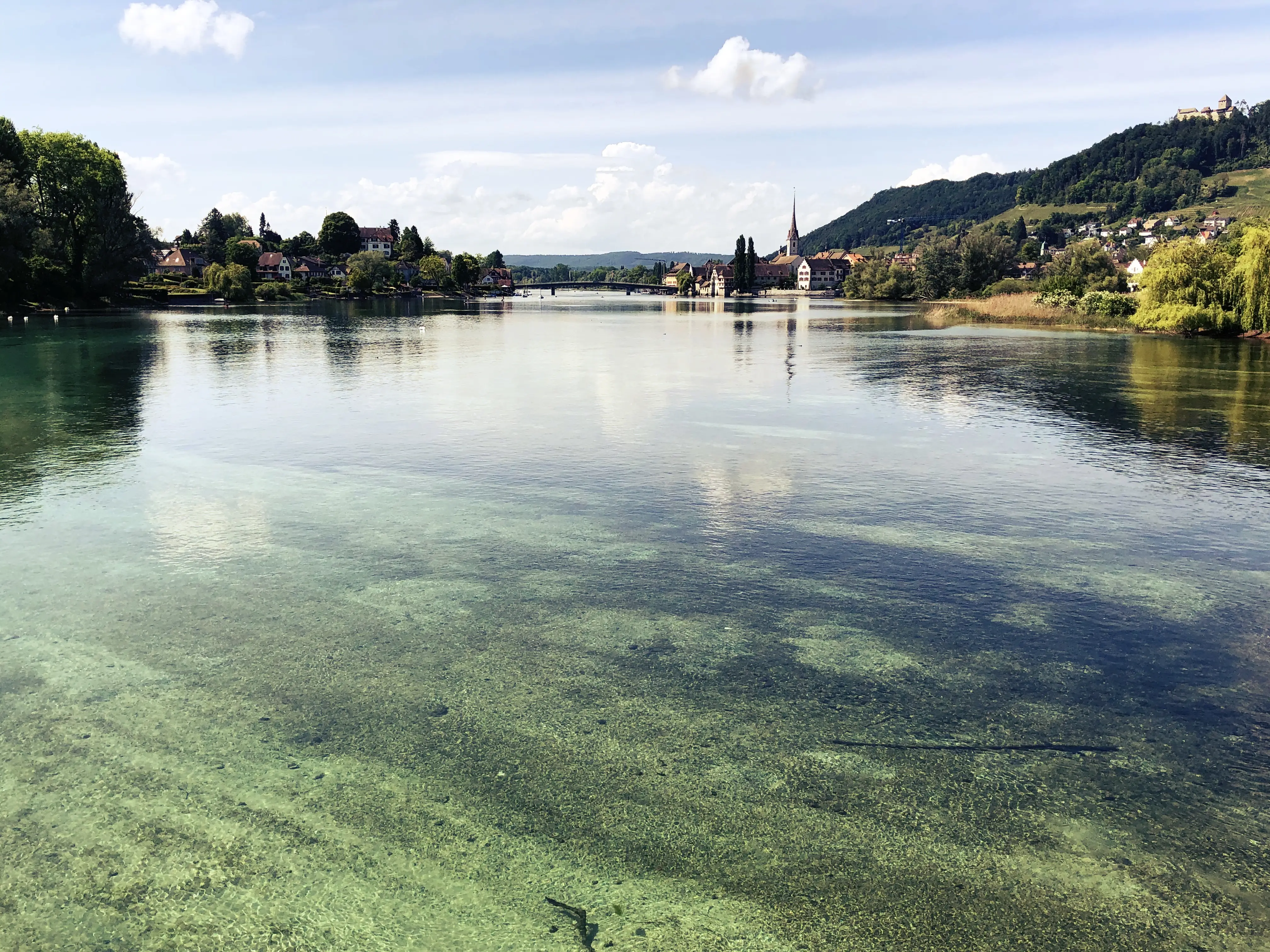 Das Wasser des Bodensees ist bei Eschenz glasklar und kann von der Brücke aus zur Insel Werd bestaunt werden.