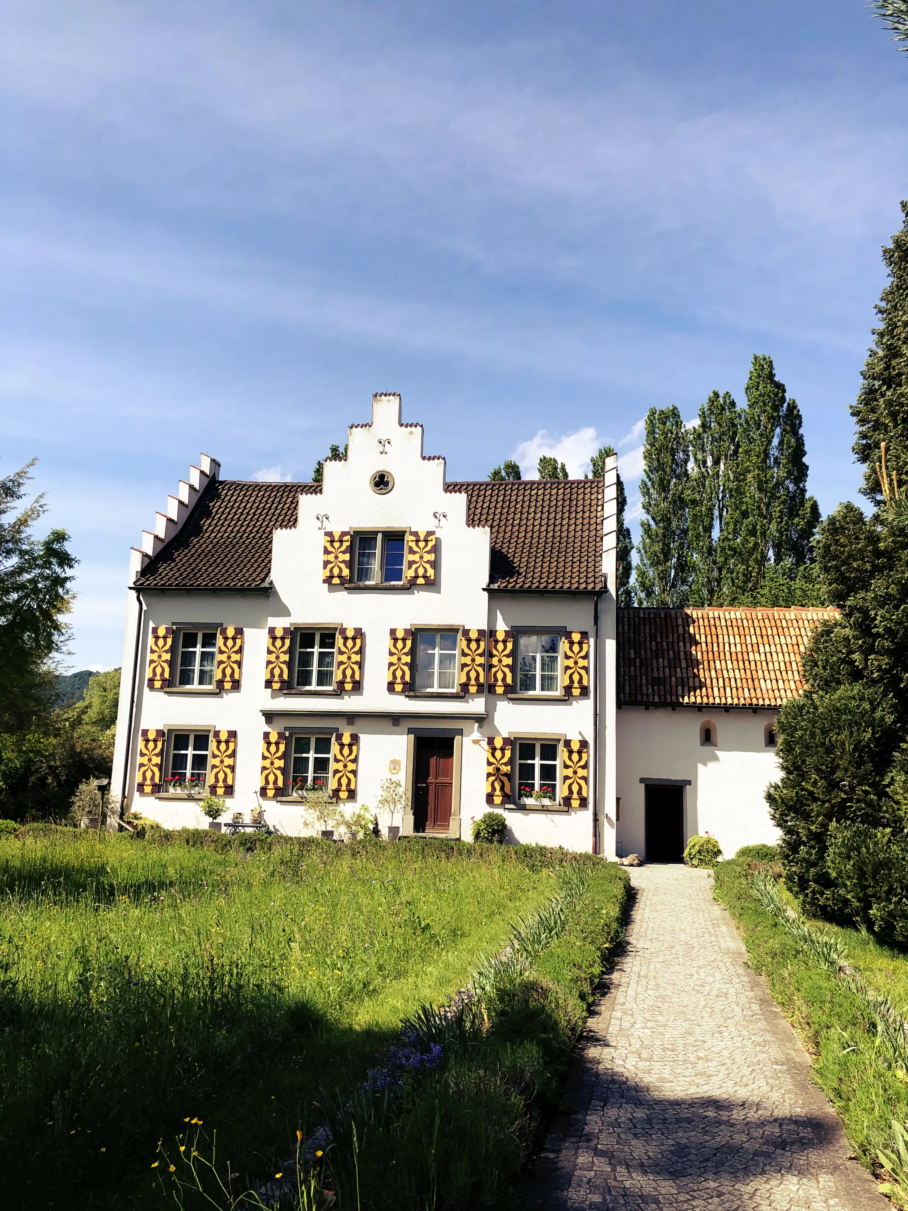 Auf der Insel Werd bei Eschenz am Bodensee befindet sich lediglich das Gebäude des Klosters St. Ottmar.