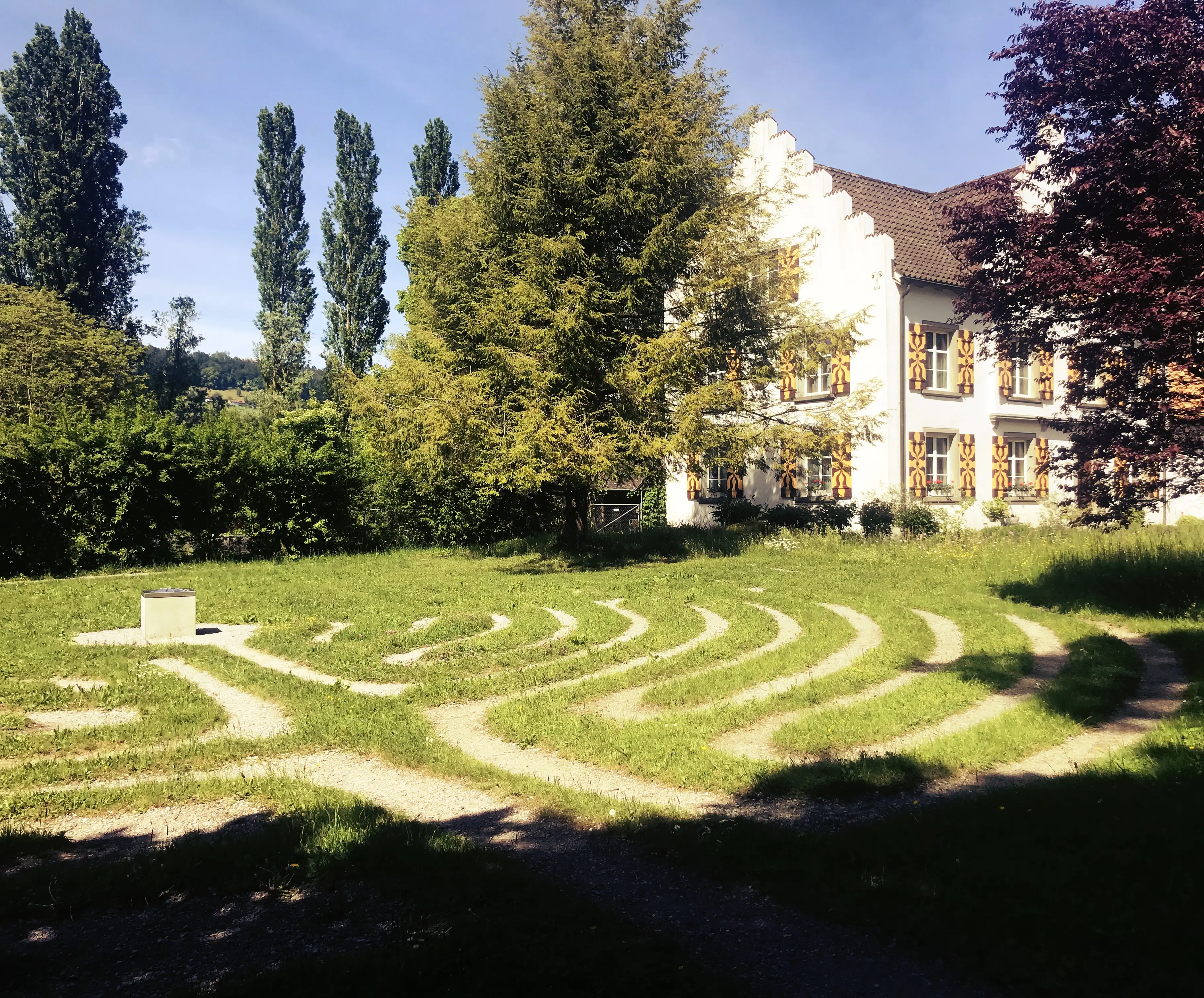 Ein kleines Labyrinth im Garten des Klosters St. Ottmar läd zum Spazieren und entdecken ein.