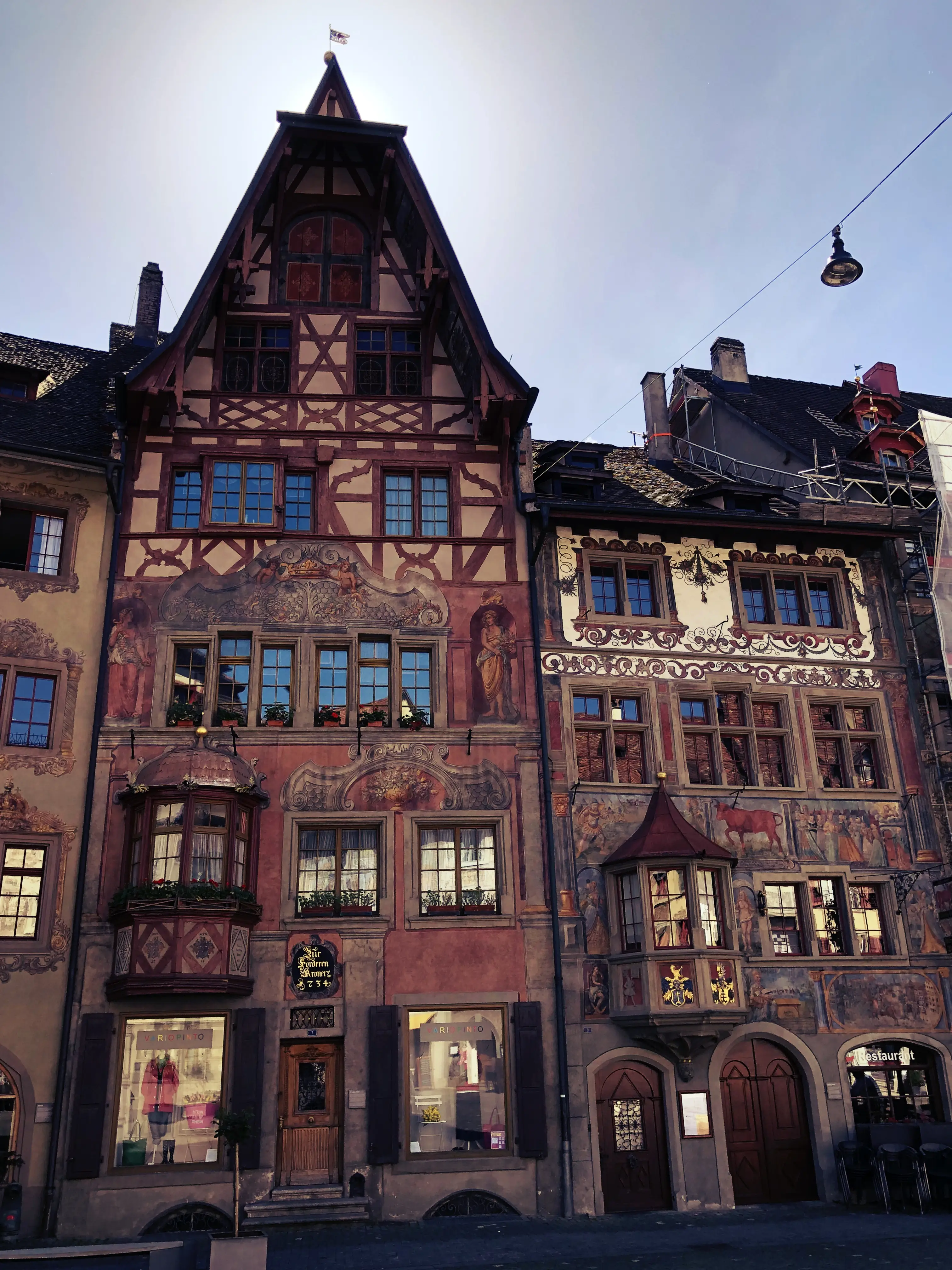 Die zum Kanton Schaffhausen gehörige Stadt Stein am Rhein ist durch die bunten Fassadengestaltungen absolut sehenswert.