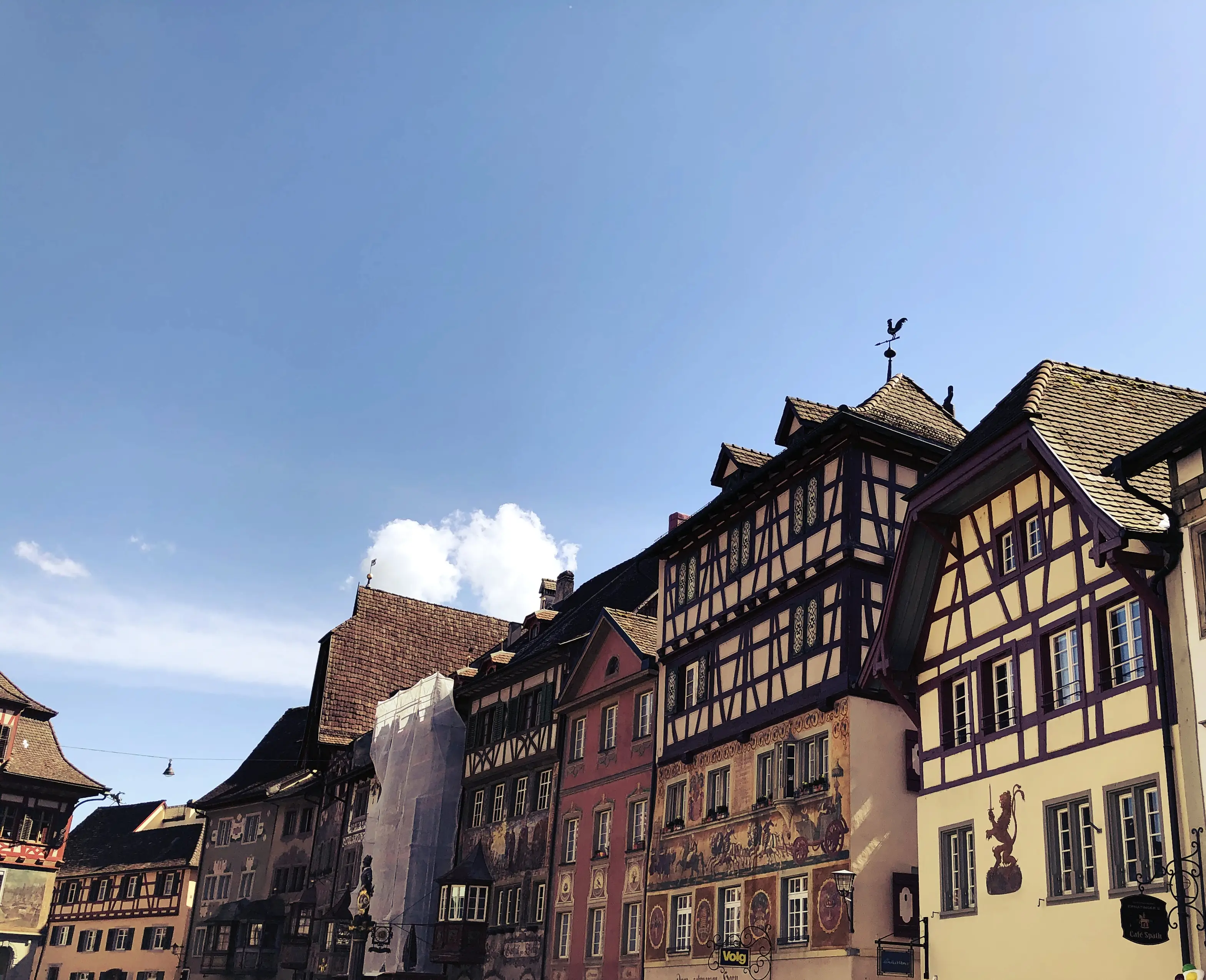 Altes Fachwerk und aufwändige Fassadenmalereien schmücken die schweizer Stadt Stein am Rhein, direkt am Bodensee.