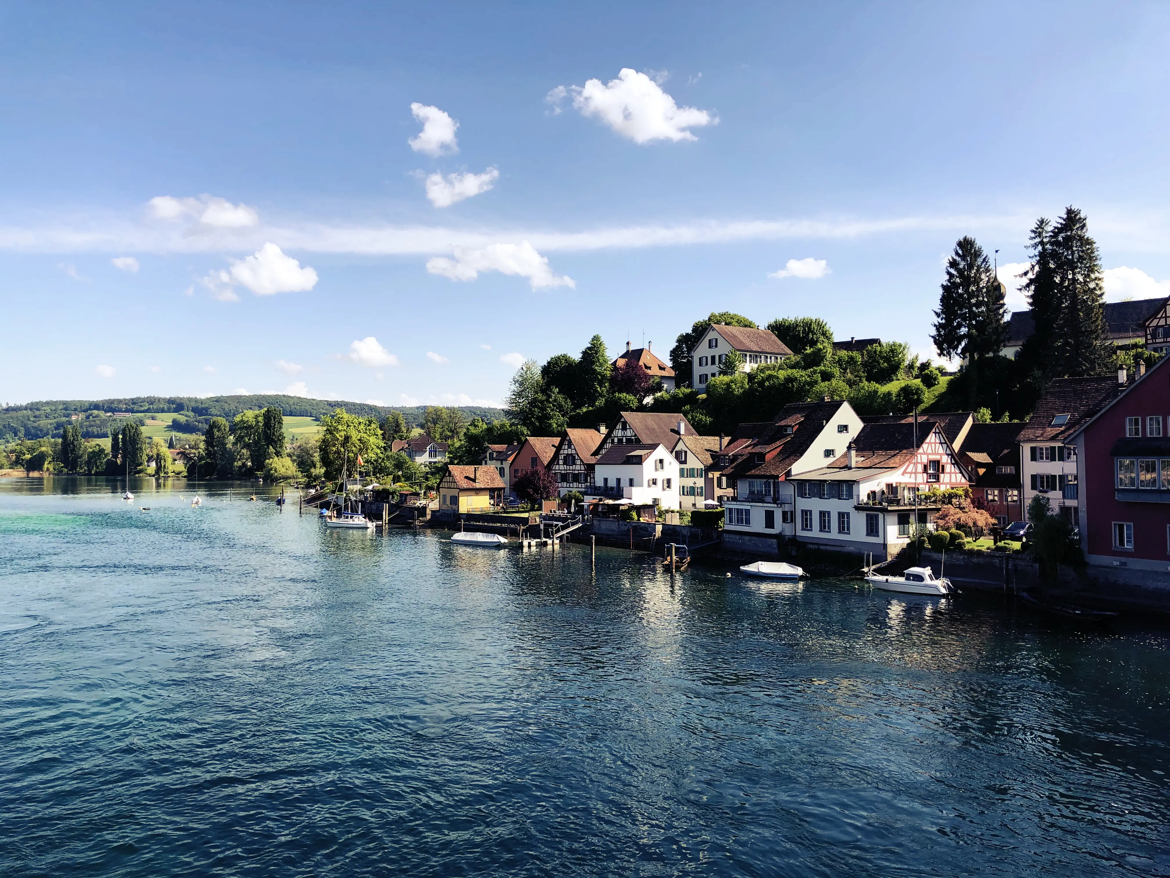 Stein am Rhein liegt direkt am Ufer des Bodensees und ist gerade bei Sonnenschein einen Ausflug wert.