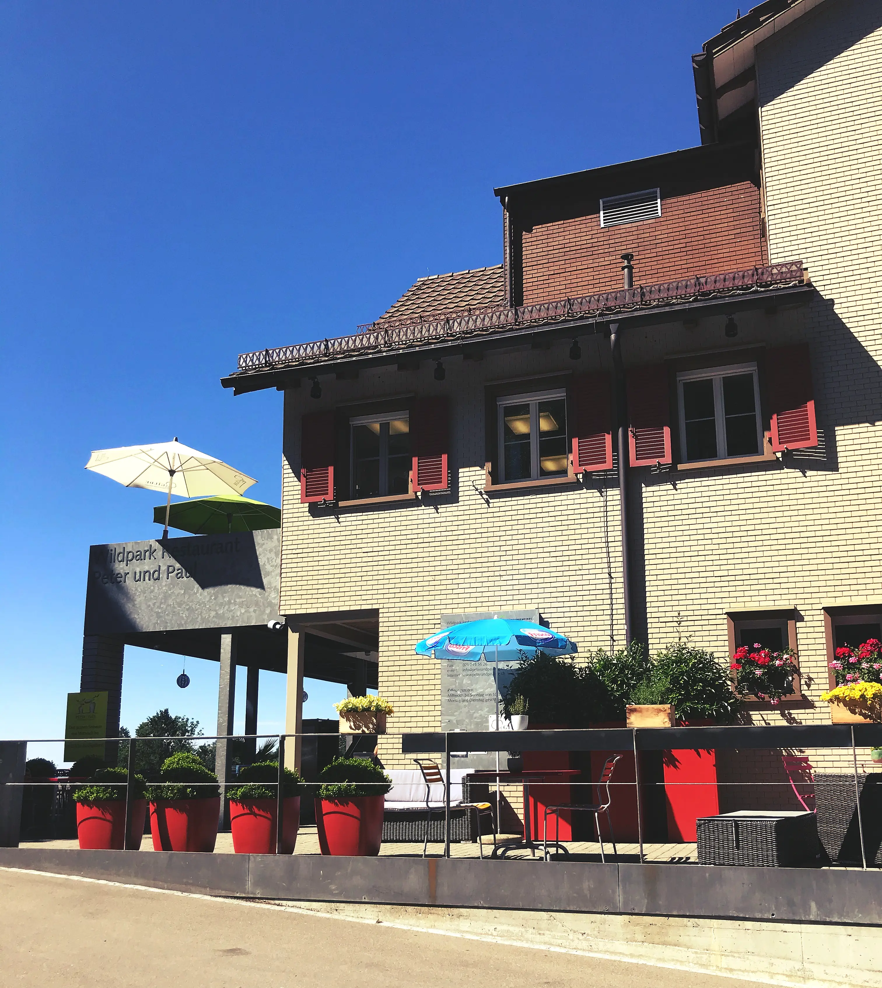 Am Tierpark Peter und Paul in St. Gallen befindet sich auch ein Restaurant, welches Parkmöglichkeiten bietet.