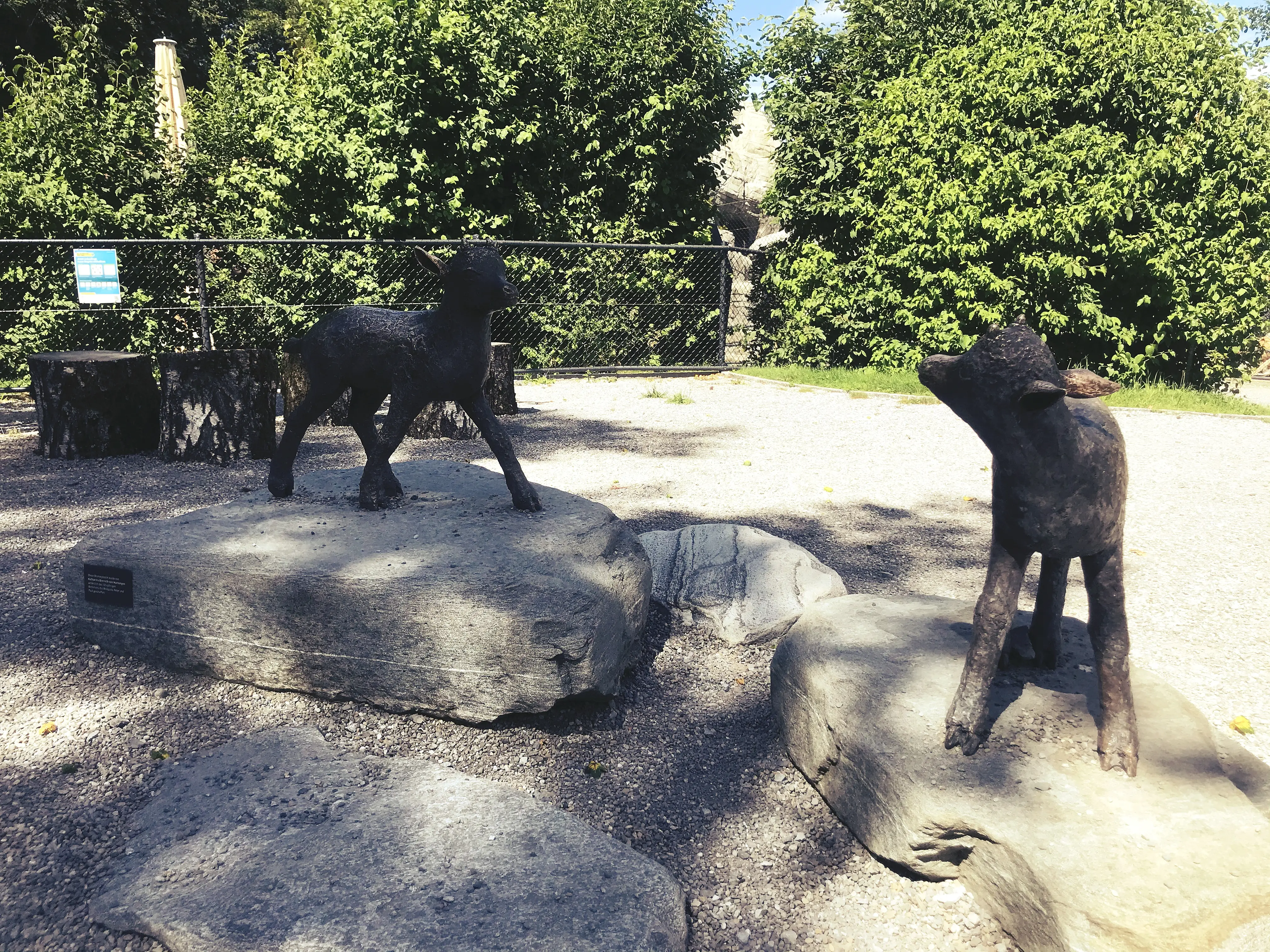 Neben echten Tieren kann man im Park Peter und Paul auch Statuen entdecken.