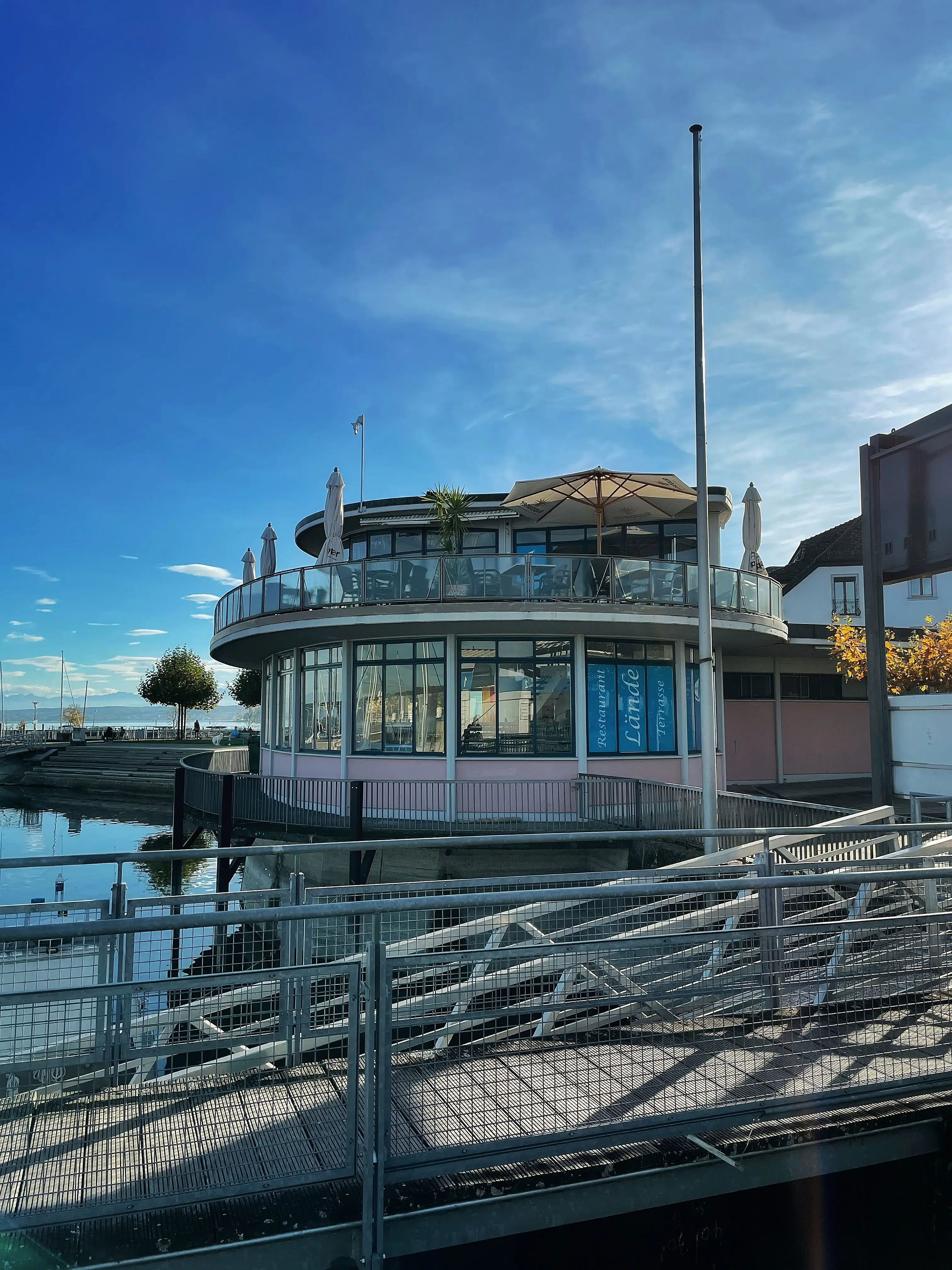 Der Fähranleger in Konstanz wurde von Hermann Blomeier im Bauhausstil errichtet.