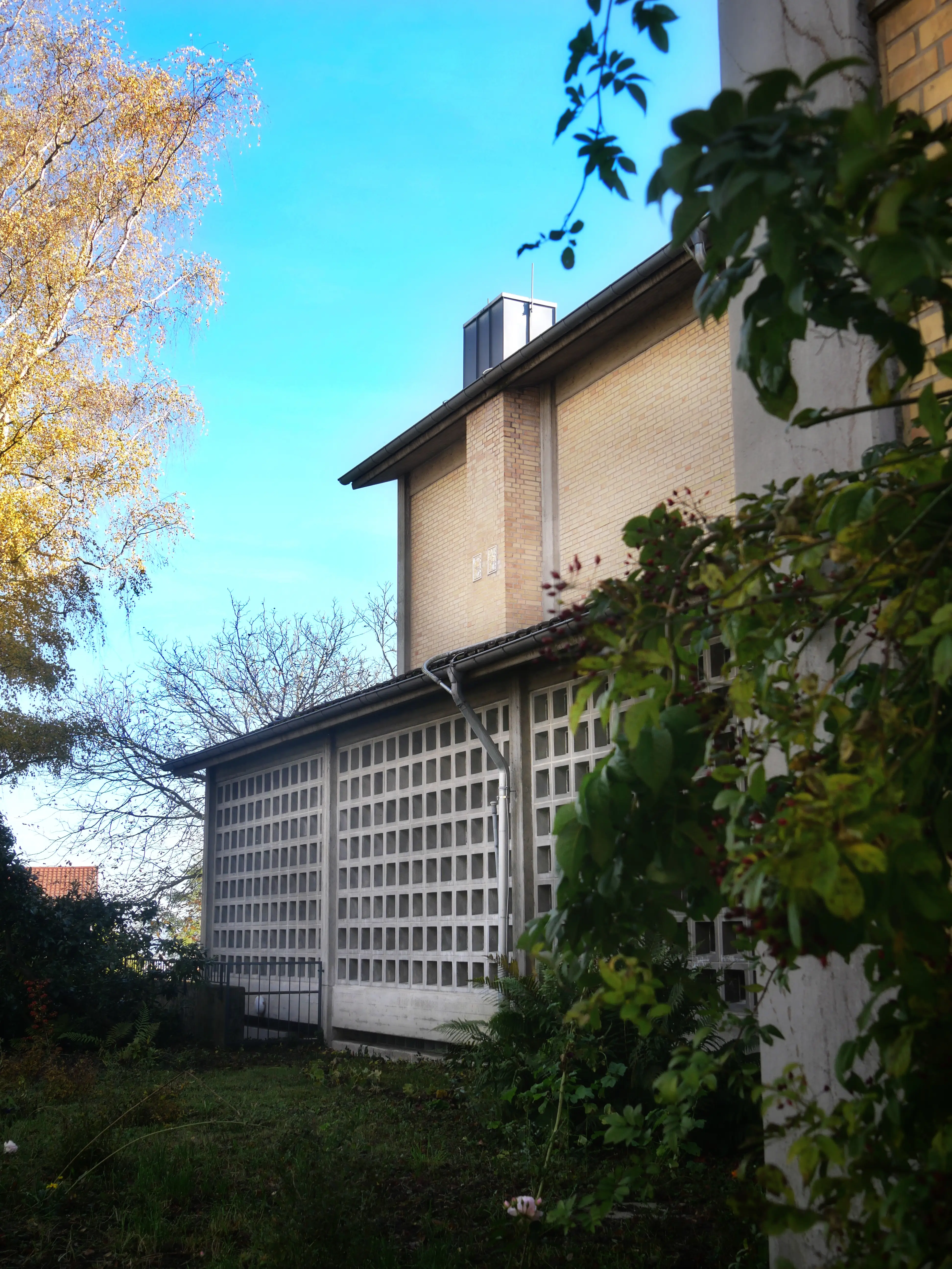 Eine Kirche im Bauhausstil findet sich im Konstanzer Stadtteil Allmannsdorf.