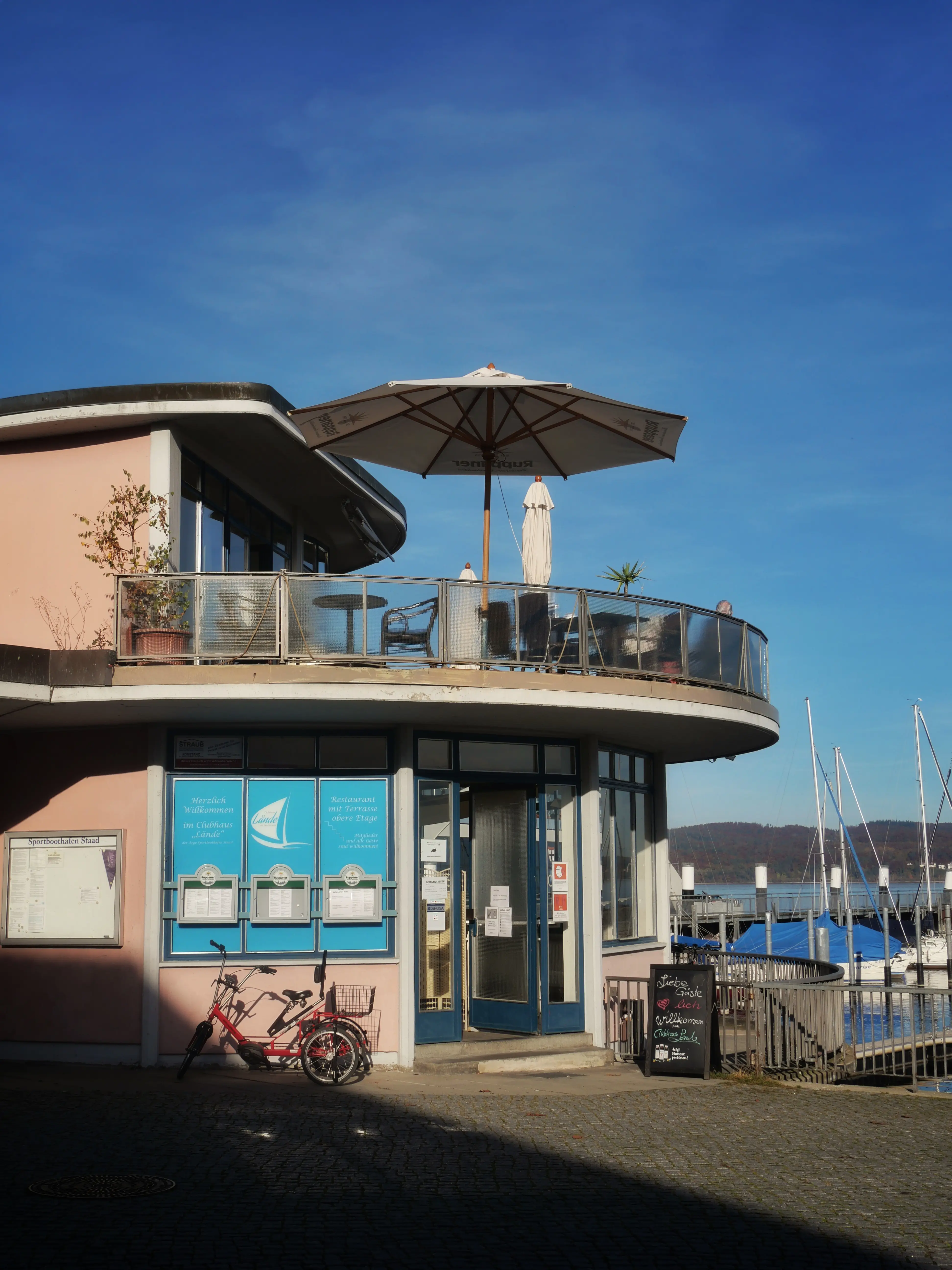 Hermann Blomeier entwirft als Bauhausschüler den Fähranleger in Konstanz am Bodensee.