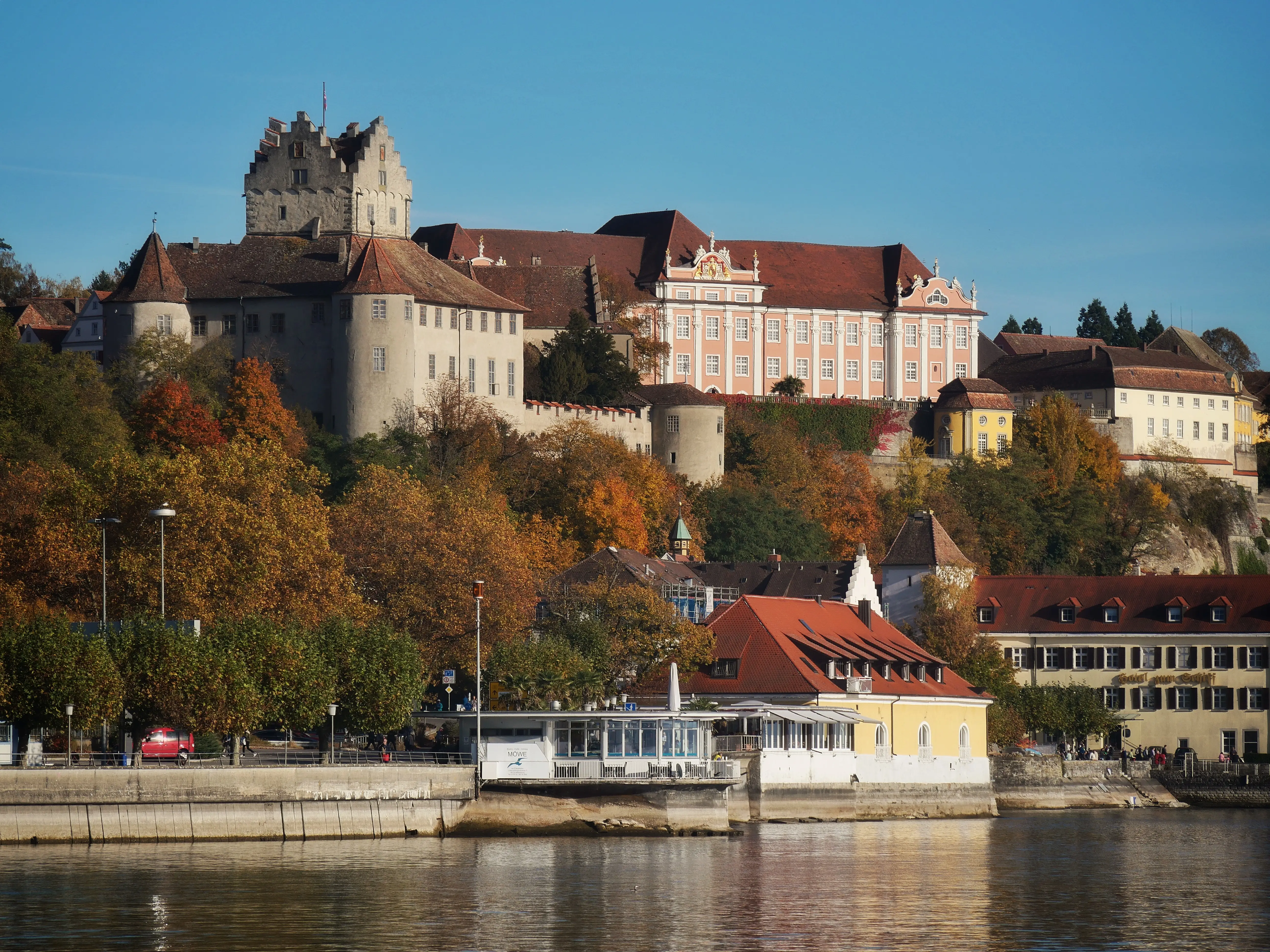 Unterhalb der Burg Meersburg befindet sich ein Beispiel für Bauhaus am Bodensee.