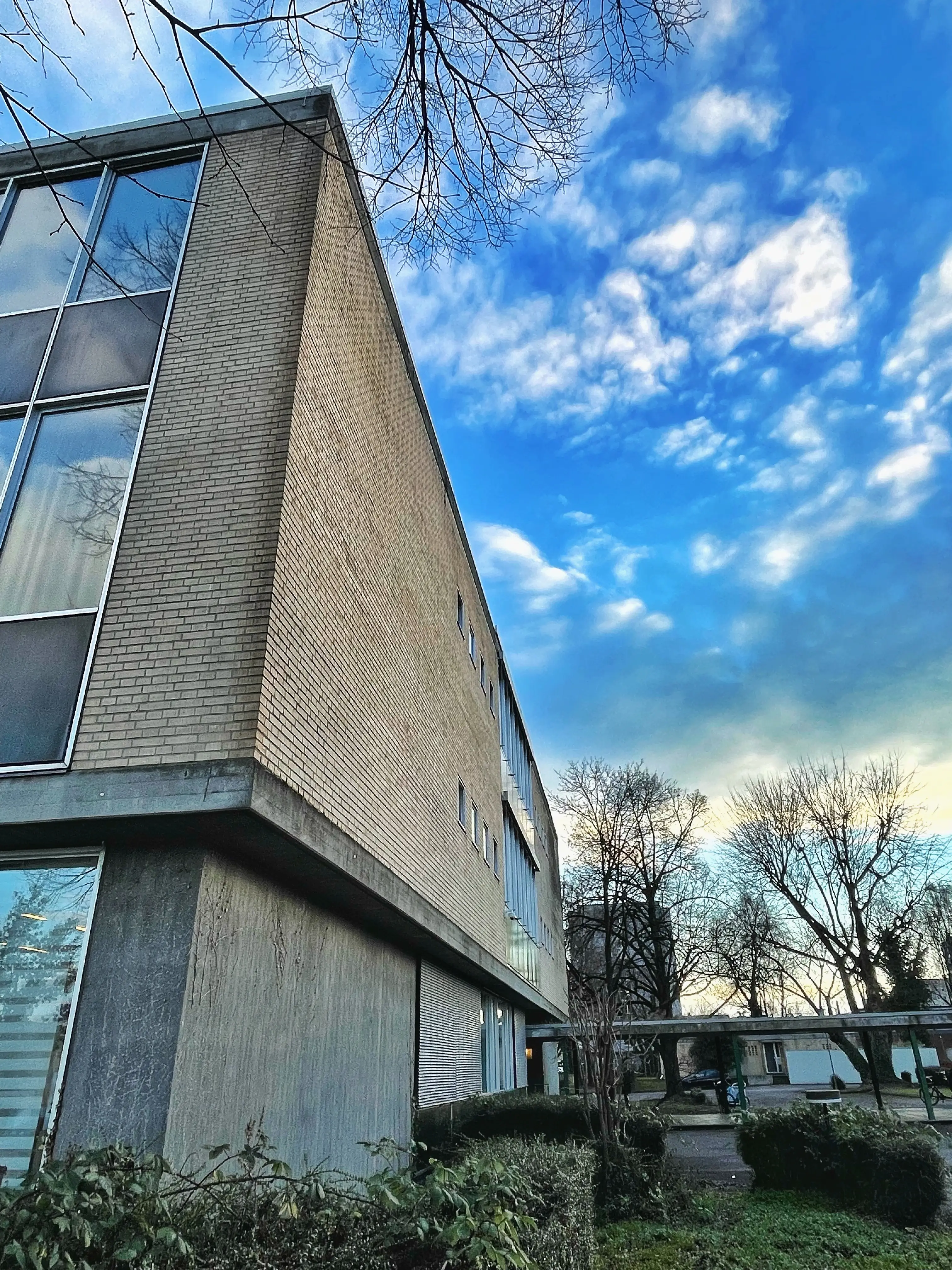 Mit klaren Linien und großen Fensterfronten zum Rhein hin spiegelt die Konstanzer Wessenbergschule den Bauhausstil wider.