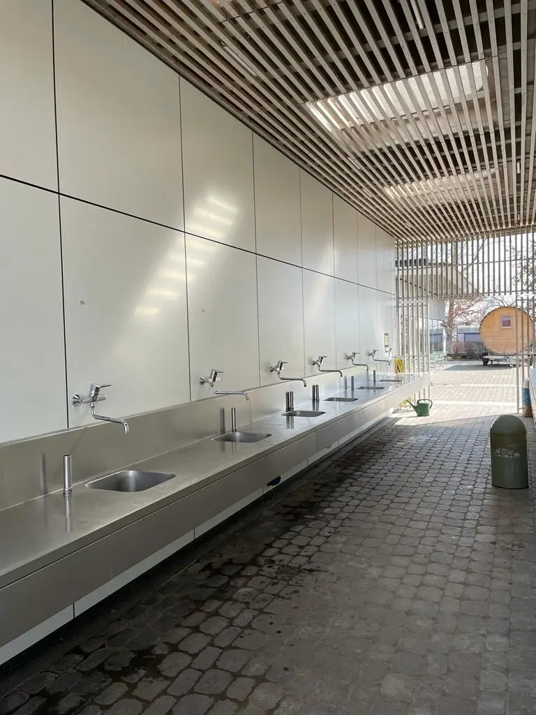 Der offene Waschbereich des Campingplatz Hegne ist vor ein paar Jahren modernisiert worden.