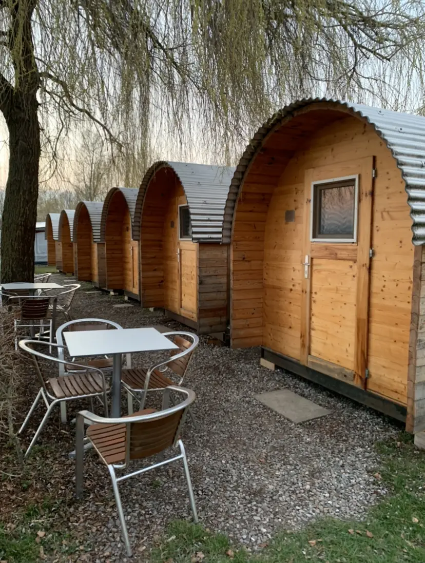 Der Campingplatz Hegne bietet auch Schlaffässer als Übernachtungsmöglichkeit am Bodensee an.