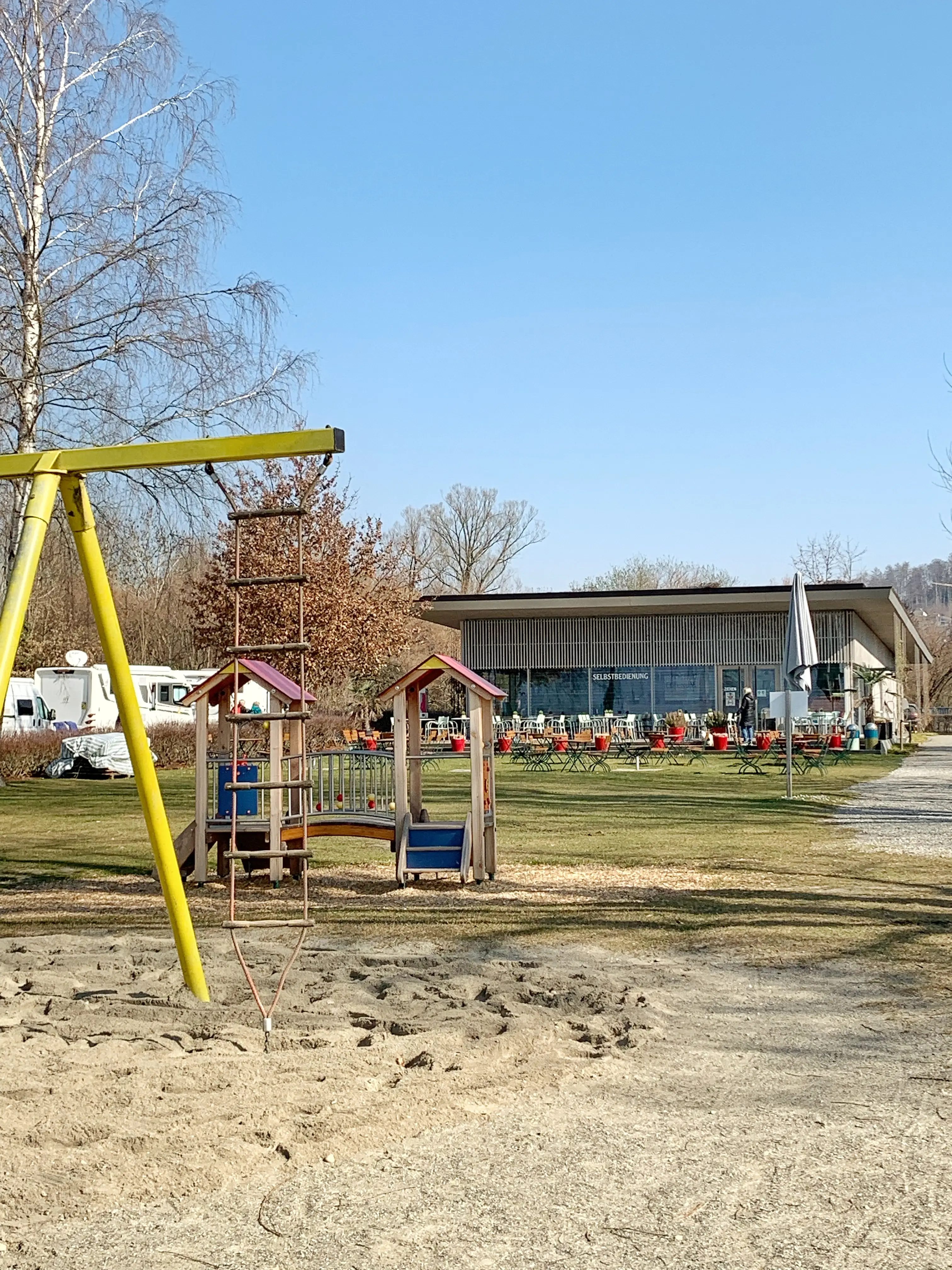 Unweit von Konstanz liegt der Campingplatz Hegne direkt am Bodenseeufer.