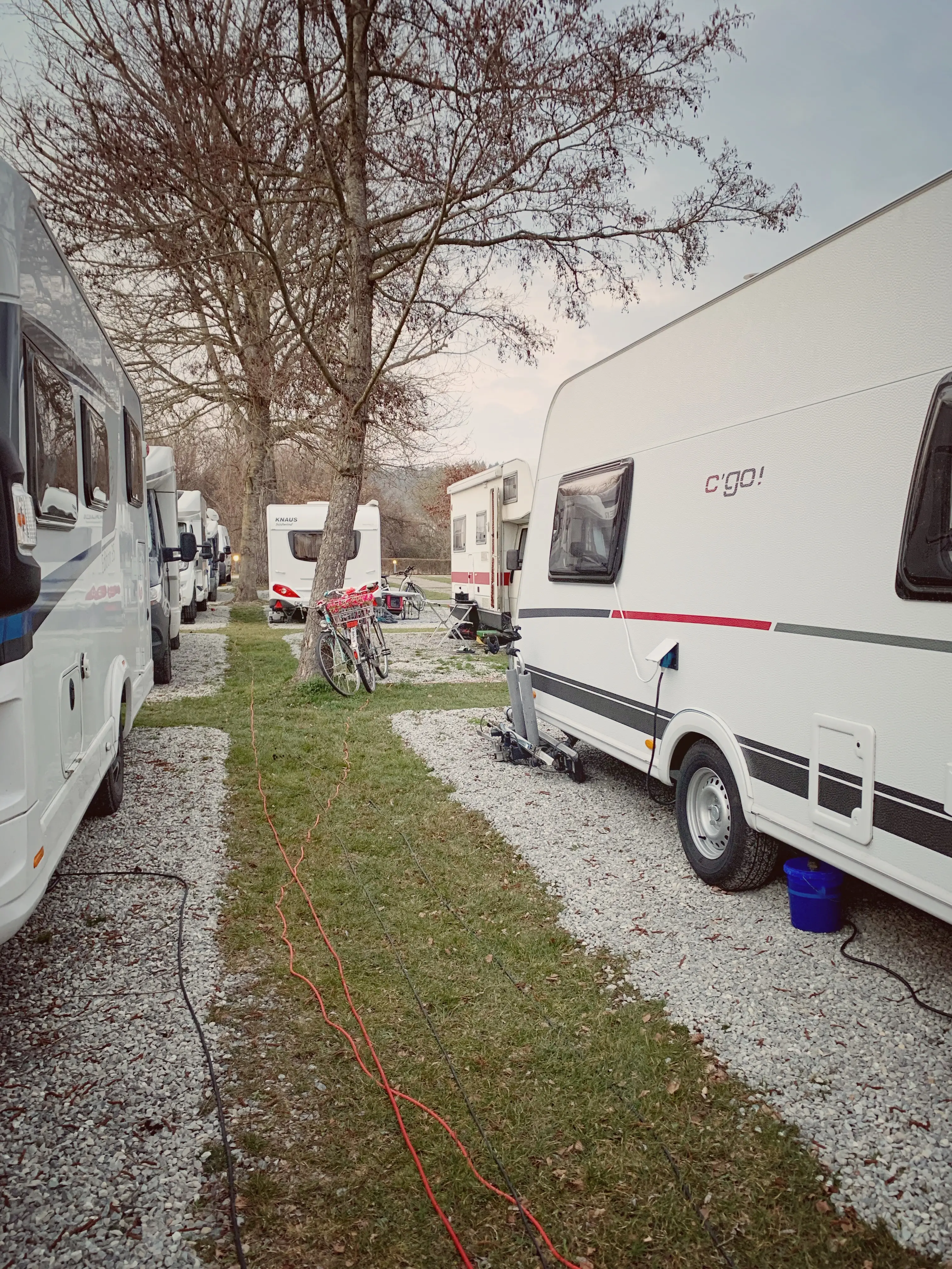 Die Größe der Parzellen lässt auf dem Campingplatz Hegne zu wünschen übrig.
