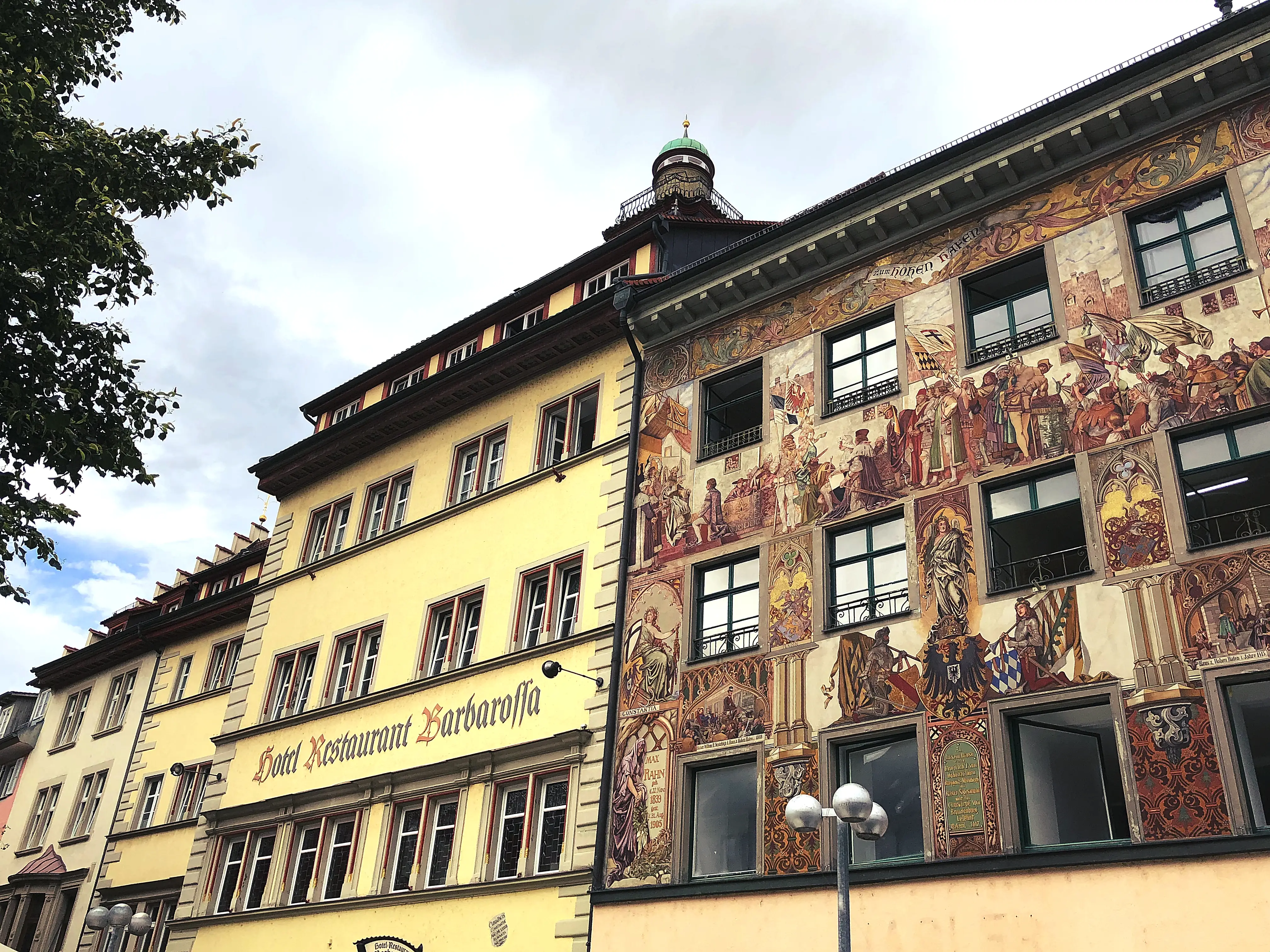 Das Hotel Barbarossa mit seinen beeindruckenden Wandmalereien befindet sich in der Konstanzer Altstadt.