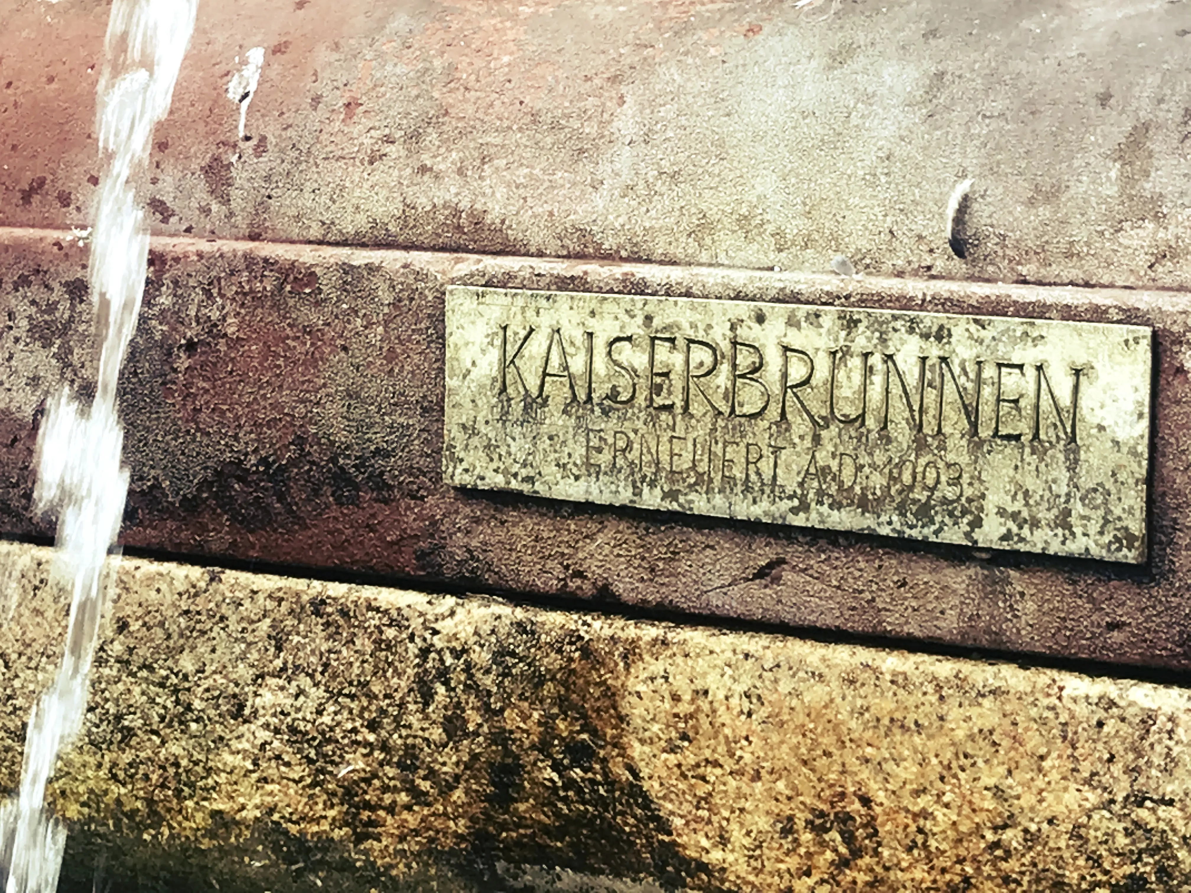 Der Kaiserbrunnen in Konstanz ist auf der Marktstätte zu finden und mit vielen Bronzefiguren geschmückt.