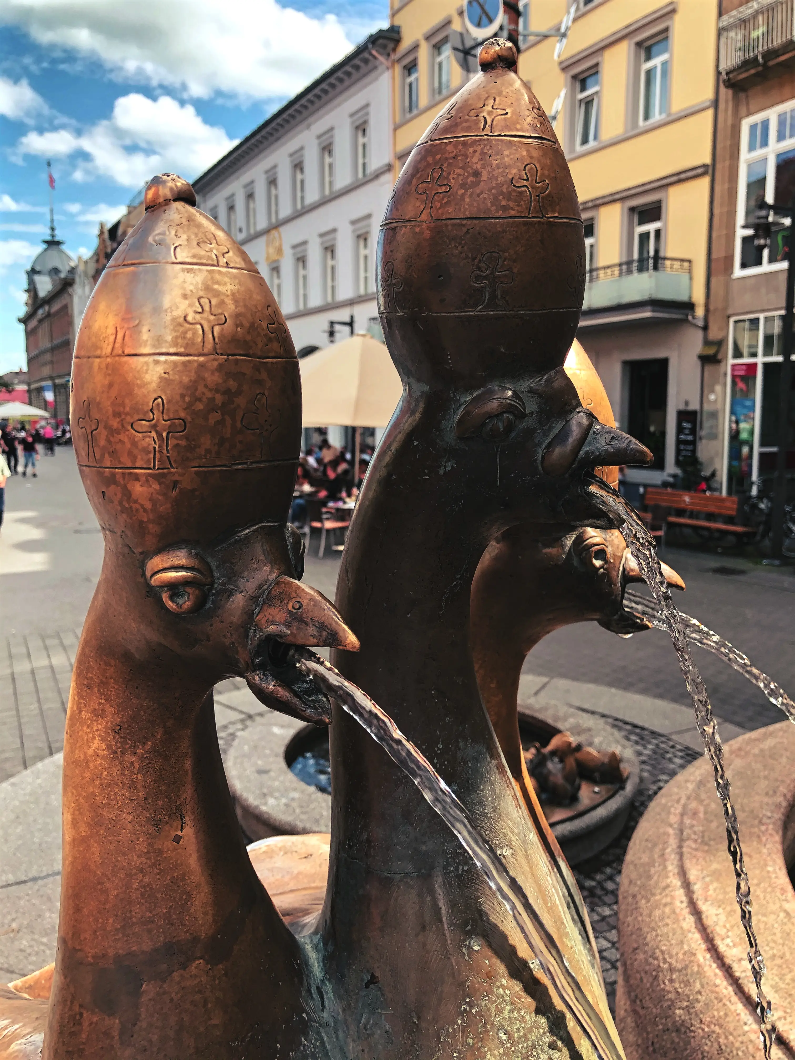 Der dreiköpfige Pfau am Kaiserbrunnen in Konstanz trägt die Pabstkrone.