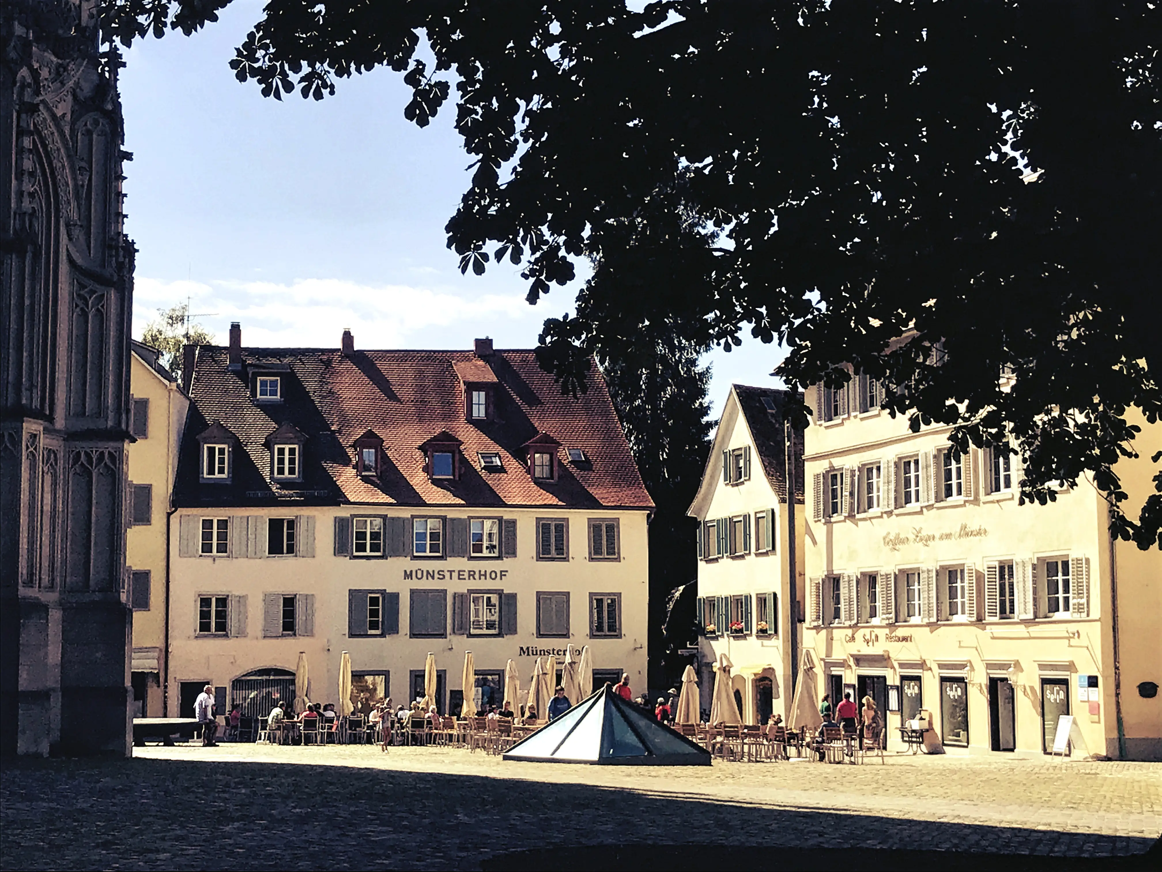 Die komplette Anlage des Konstanzer Münsters ist eine Besichtigung wert. Der Münsterhof ist frei begehbar und spendet im Sommer kühlenden Schatten.
