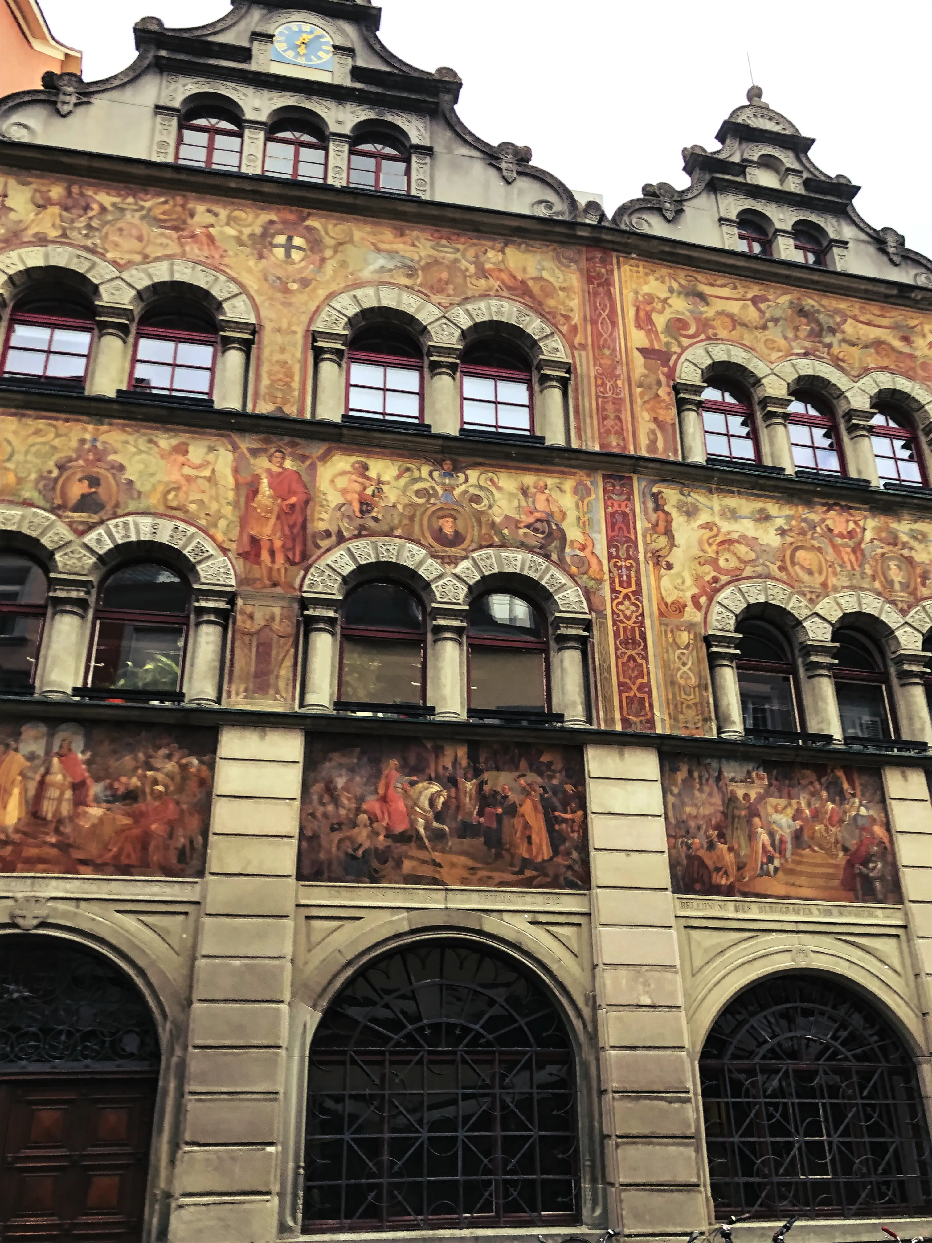 Nicht nur die Fassade im Renaissance-Stil des Konstanzer Rathauses sind ein Besuch wert, auch den Innenhof sollte man sich nicht entgehen lassen.