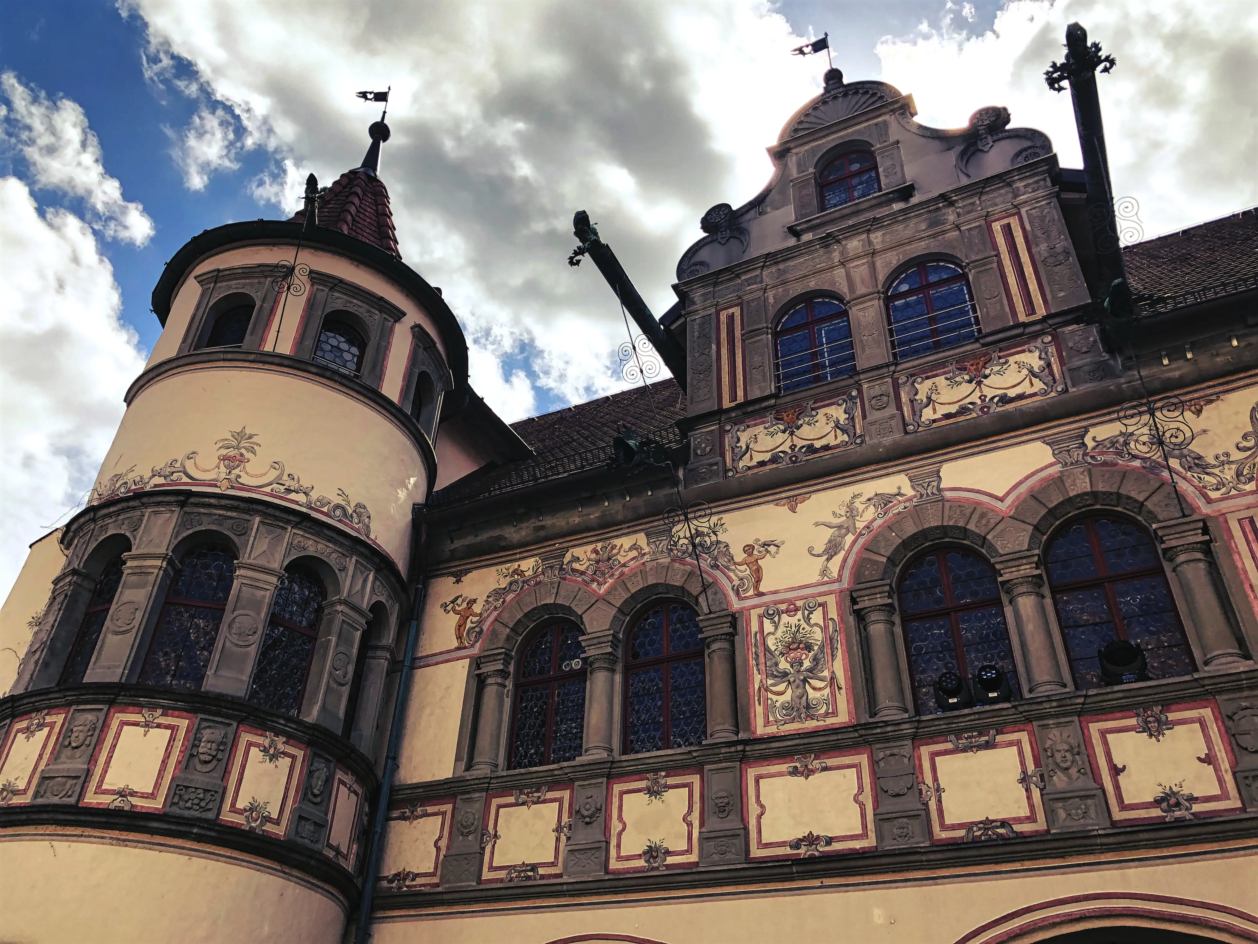 Die Fassade des Rathauses in Konstanz ist auch von der Seite des Innenhofes sehr beeindruckend.