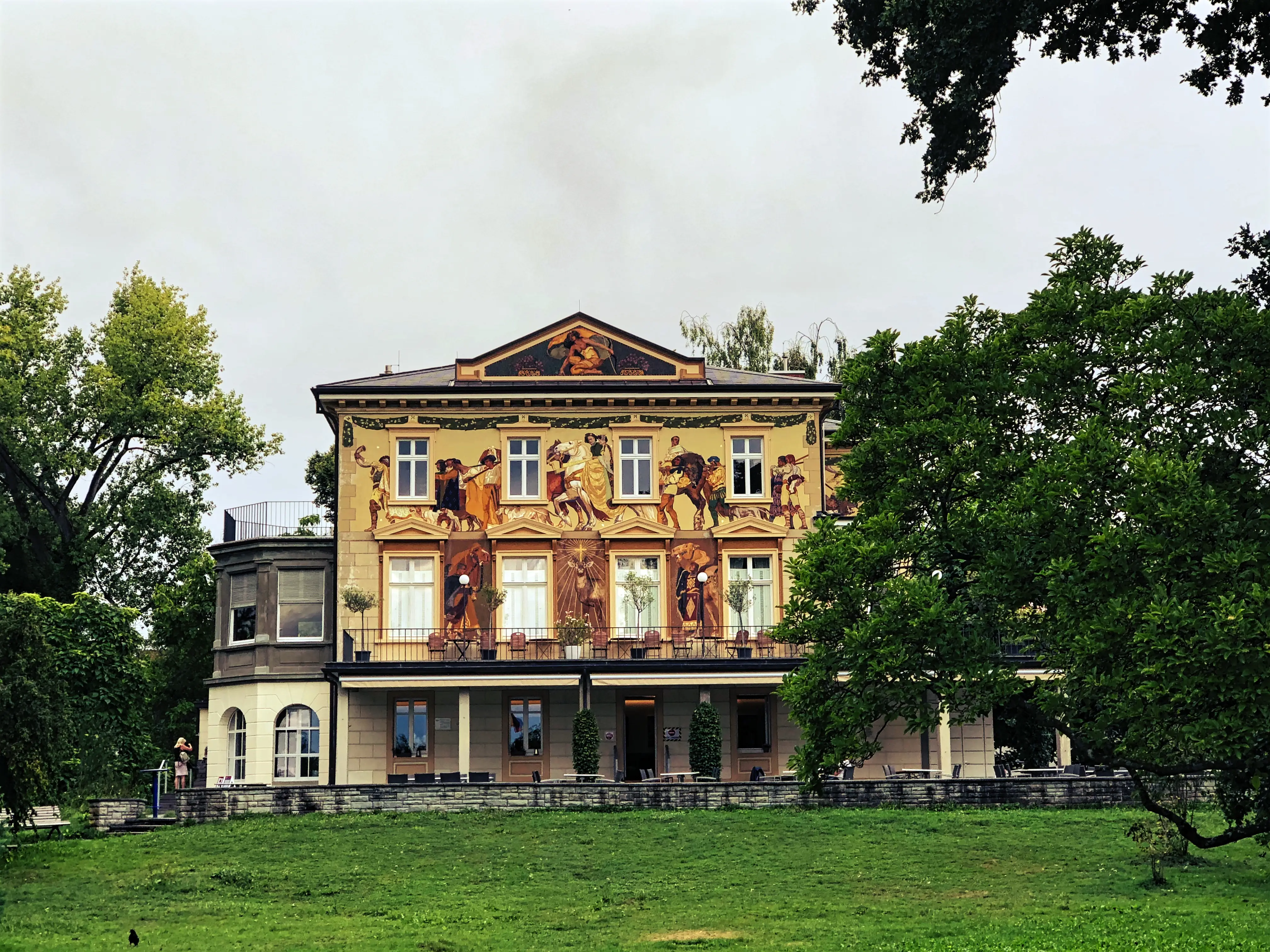 Am Ende der Seestraße in der Nähe des Yachthafens ist auch die Villa Prym zu finden, welche mit aufwändigen Jugendstilfresken verziert ist.