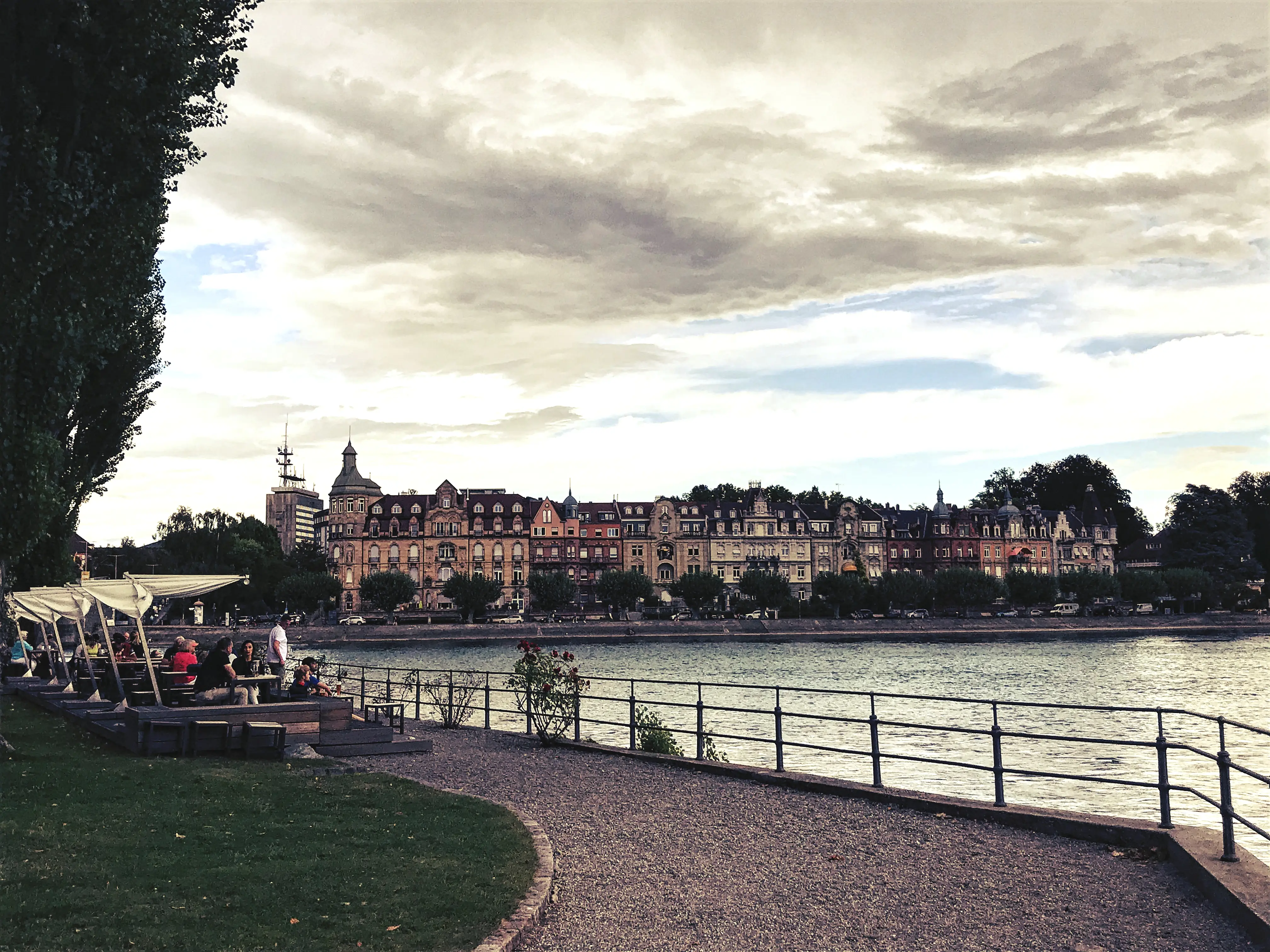 Der Ausblick auf dem Bodensee und die Konstanzer Seestraße ist gerade von den Terrassen des Steigenberger Inselhotels wunderschön.
