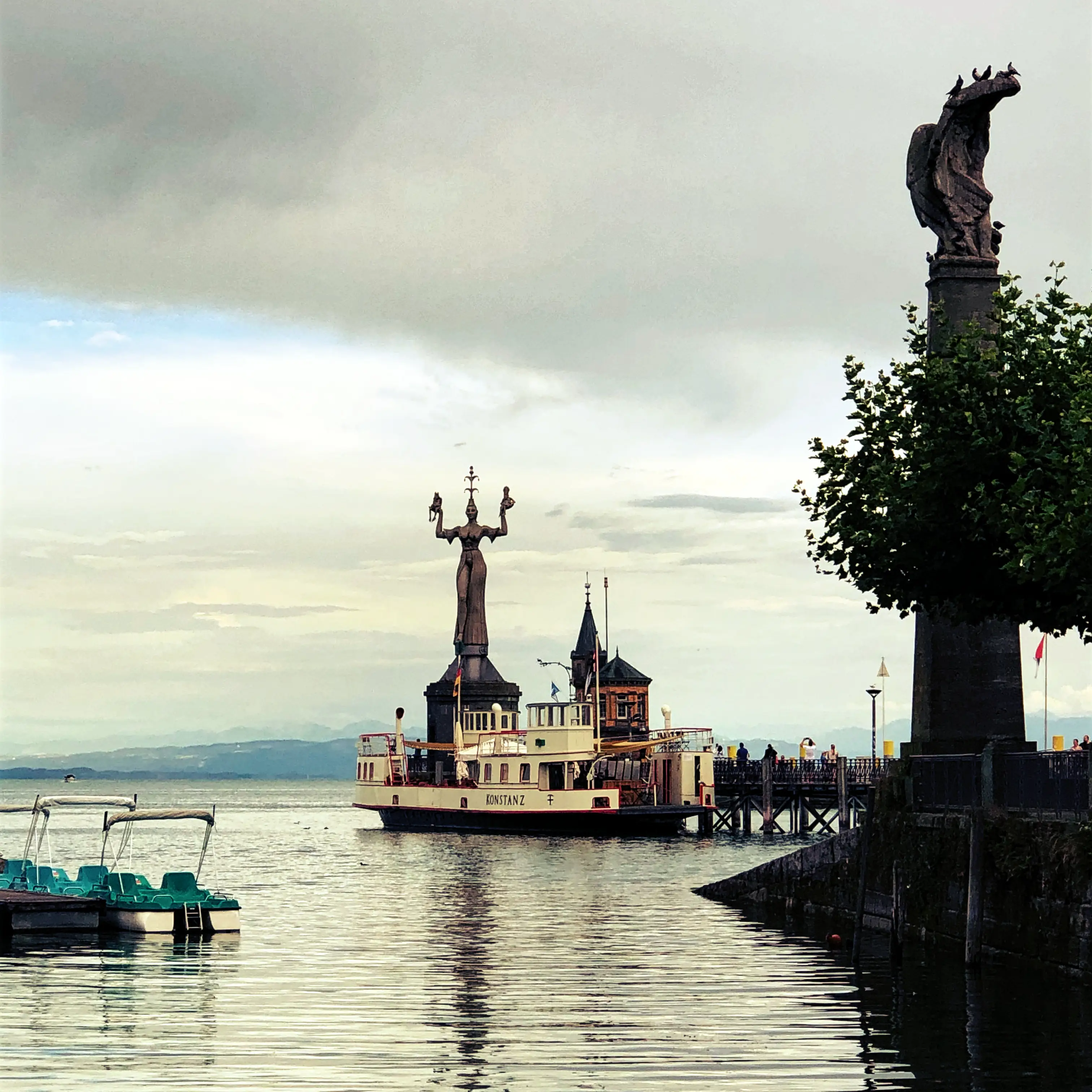 Von der Konstanzer Seestraße aus hat man auch einen guten Blick auf den Konstanzer Hafen und der Imperia, einen Wahrzeichen der Stadt Konstanz am Bodensee.