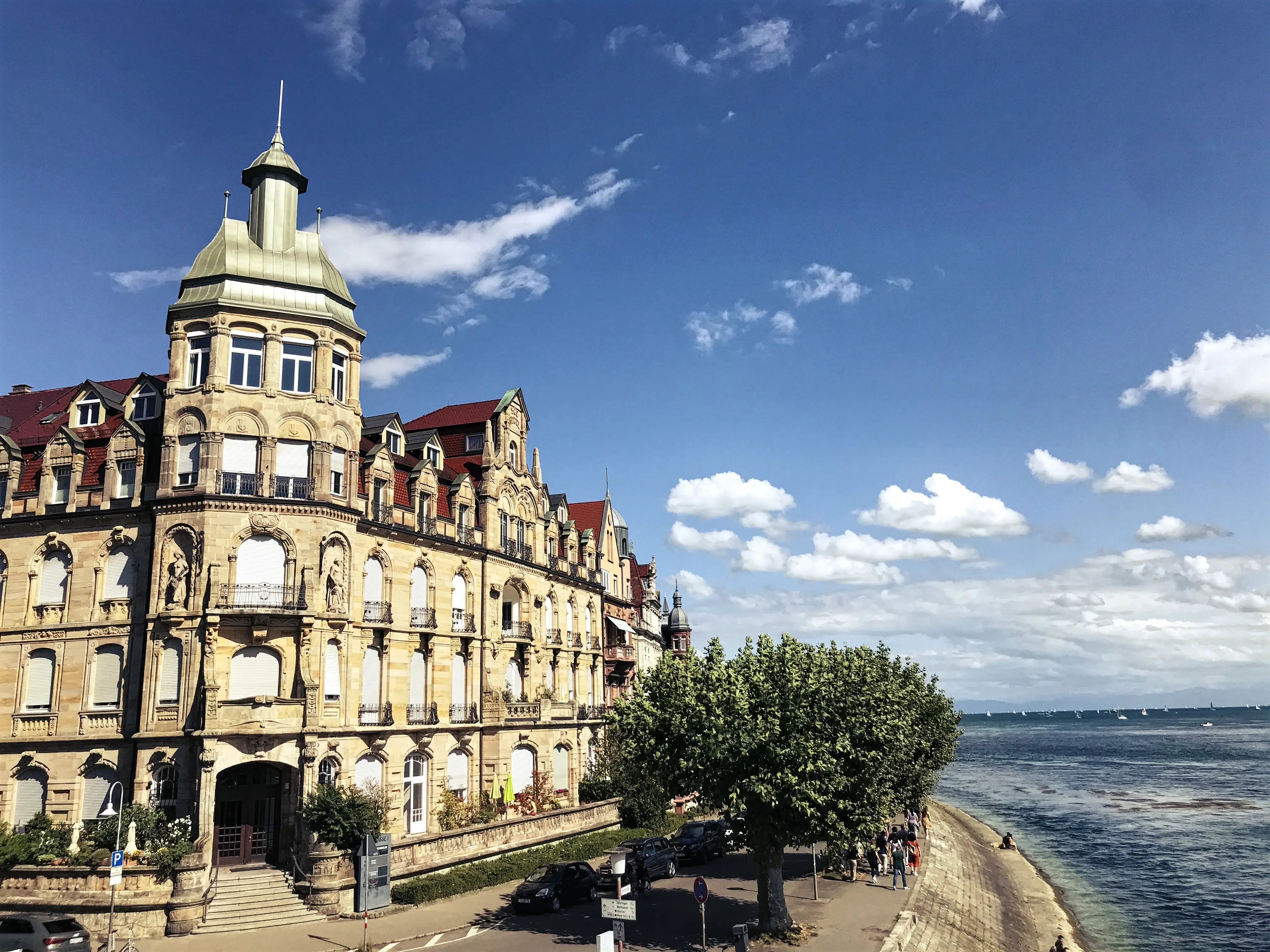 Vorallem im Sommer ist die Uferpromenade der Seestraße in Konstanz sehr belebt.