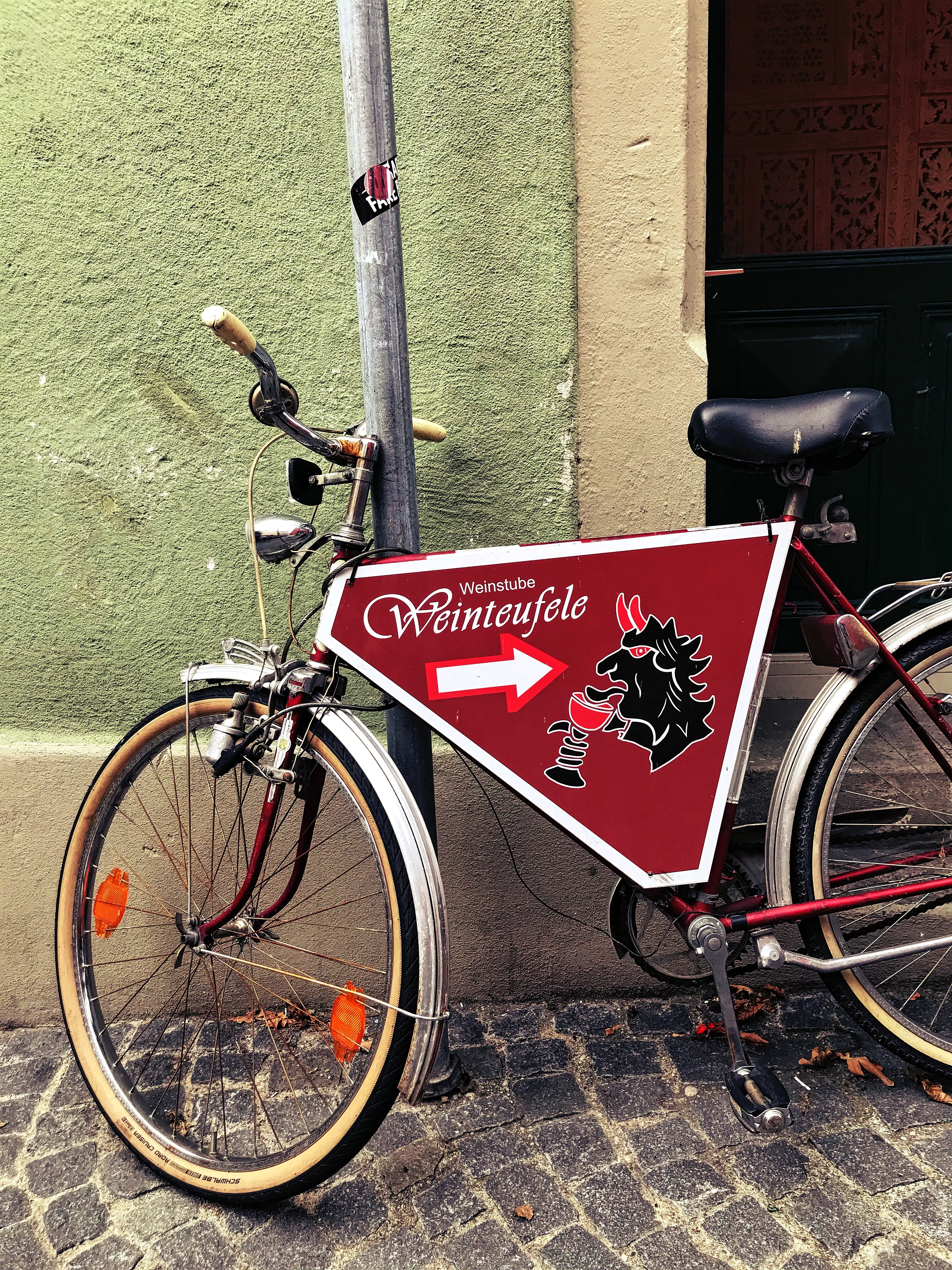 In der Niederburg in Konstanz finden sich einige alte Weinstuben und Handwerksbetriebe.