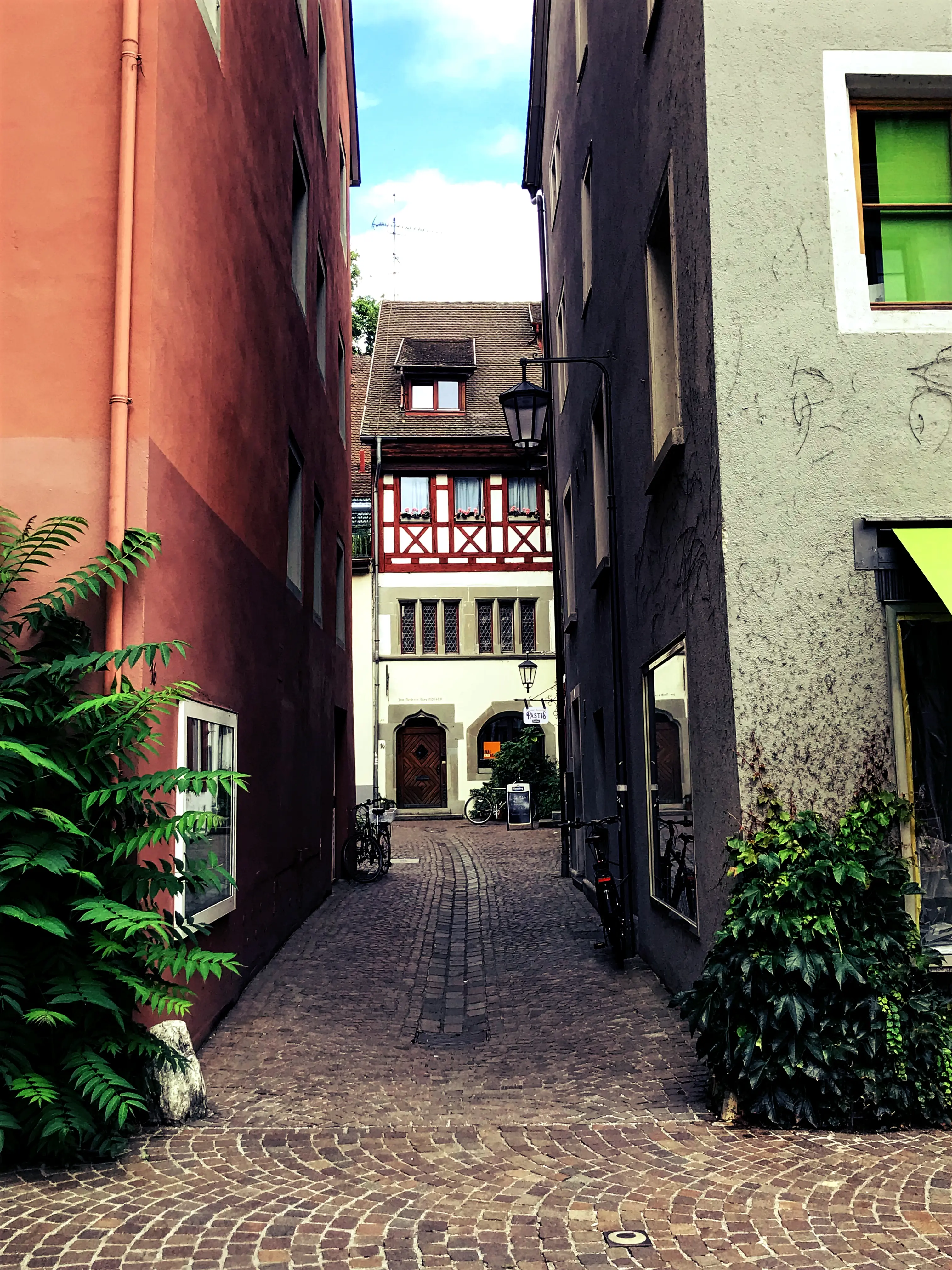 Ein Blick in Seitenstraßen und Gässchen lohnt sich in Konstanz immer.