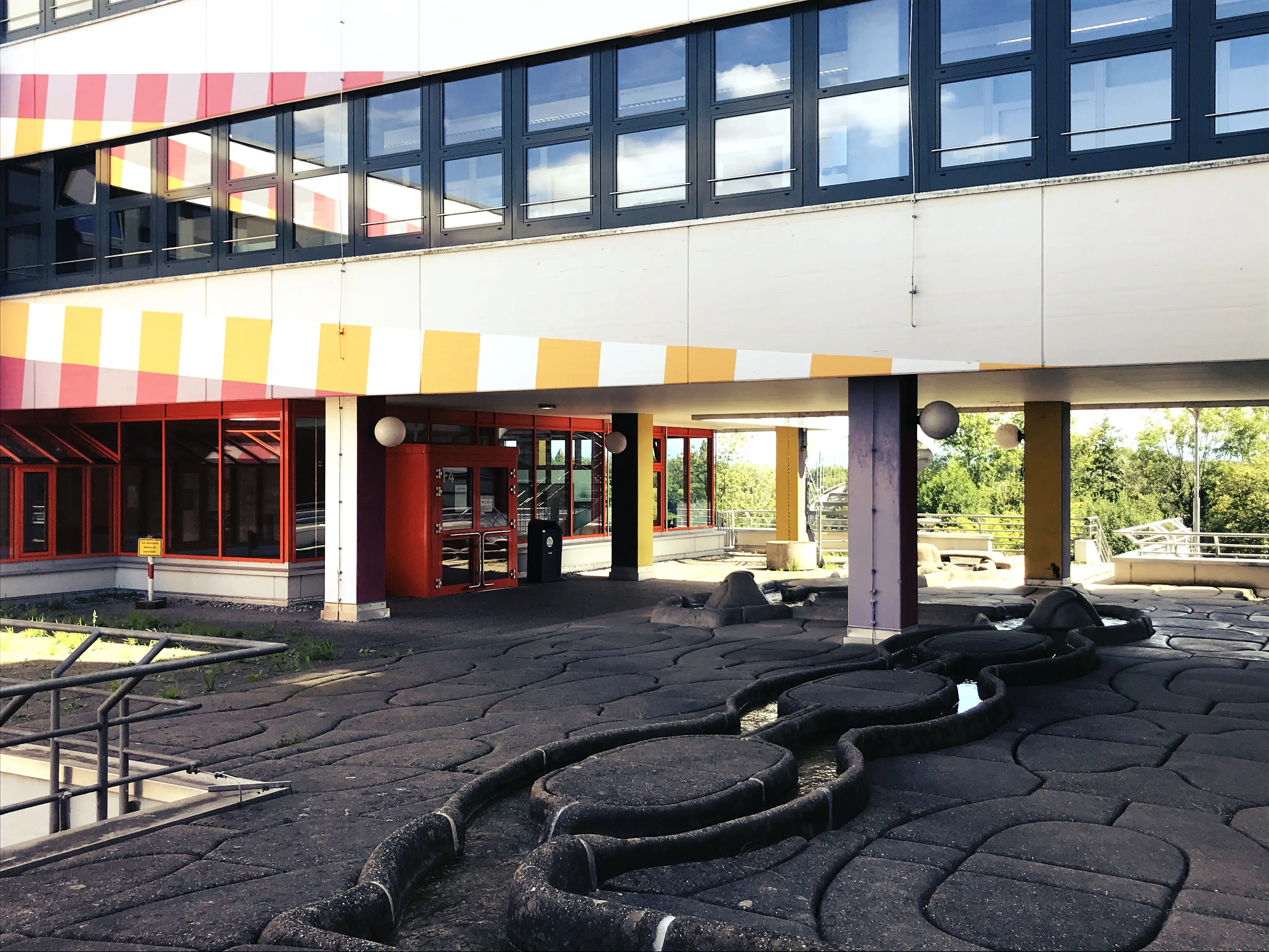 Flussrinnen zieren den Boden das Außengelände der Uni in Konstanz.