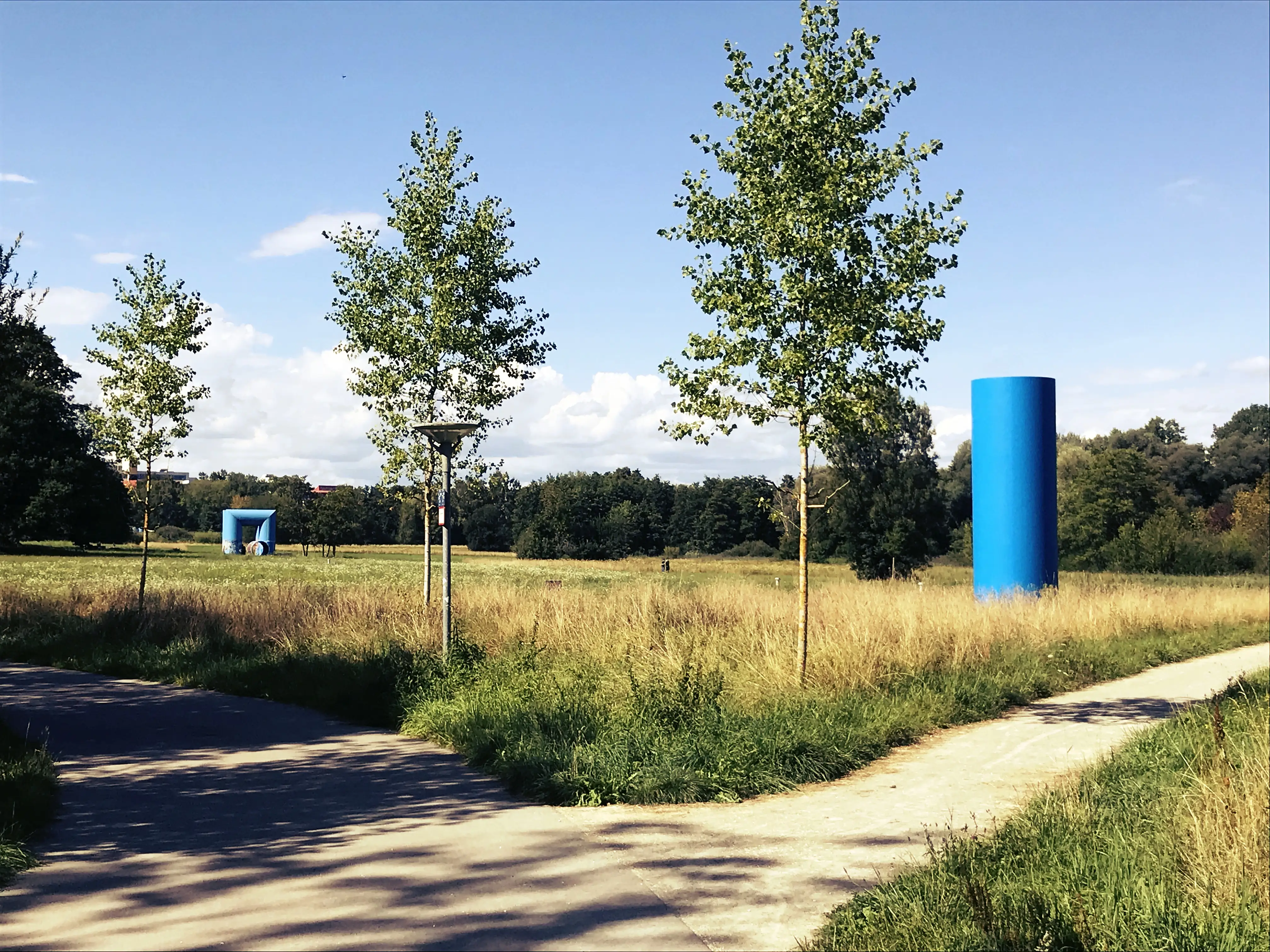 Mehrere Röhrenplastiken von Friedrich Gräsel sind nahe der Uni im Hockgraben zu finden.