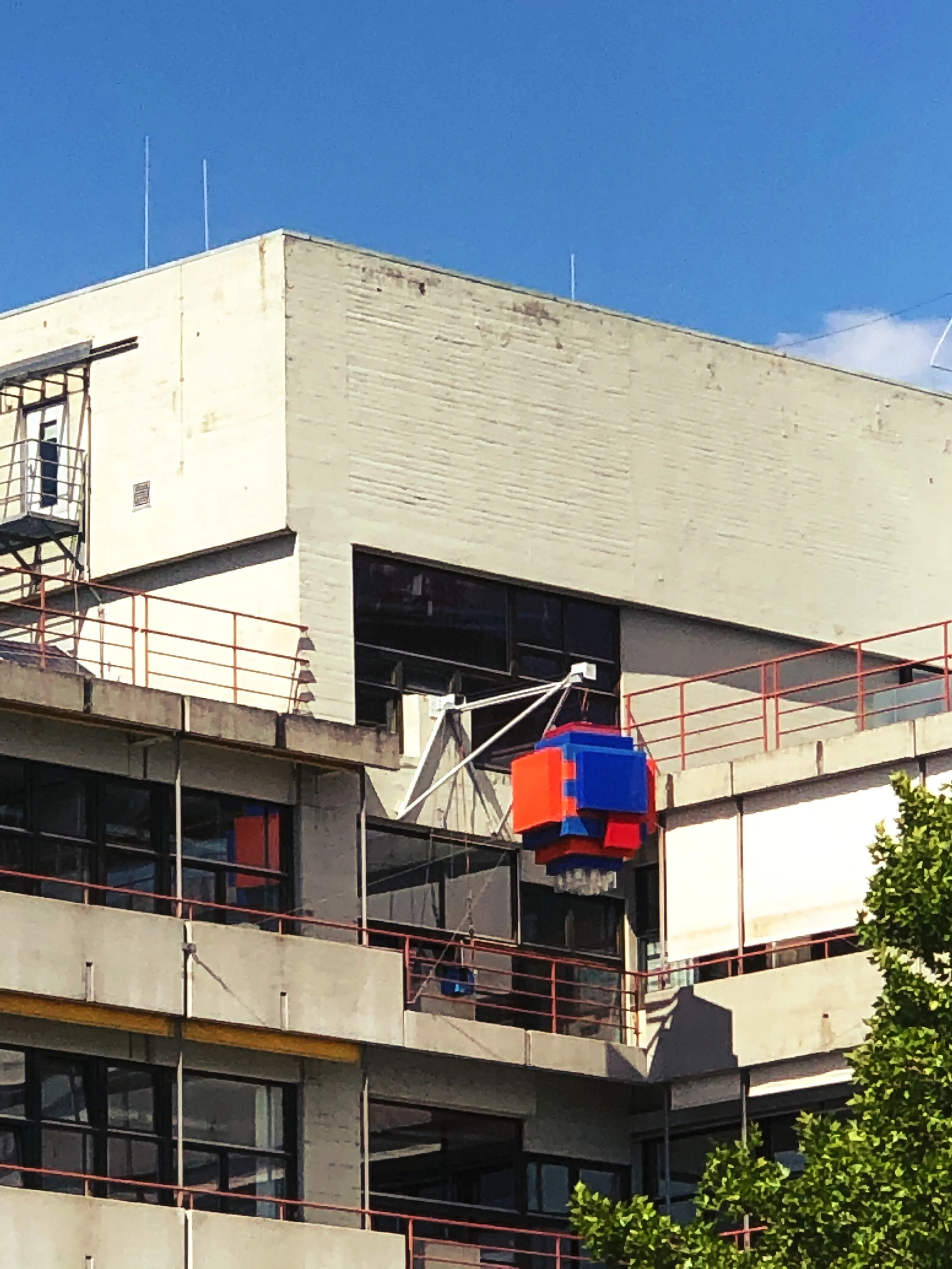 Die rot-blaue Laterne am Unigebäude in Konstanz fällt direkt ins Auge.