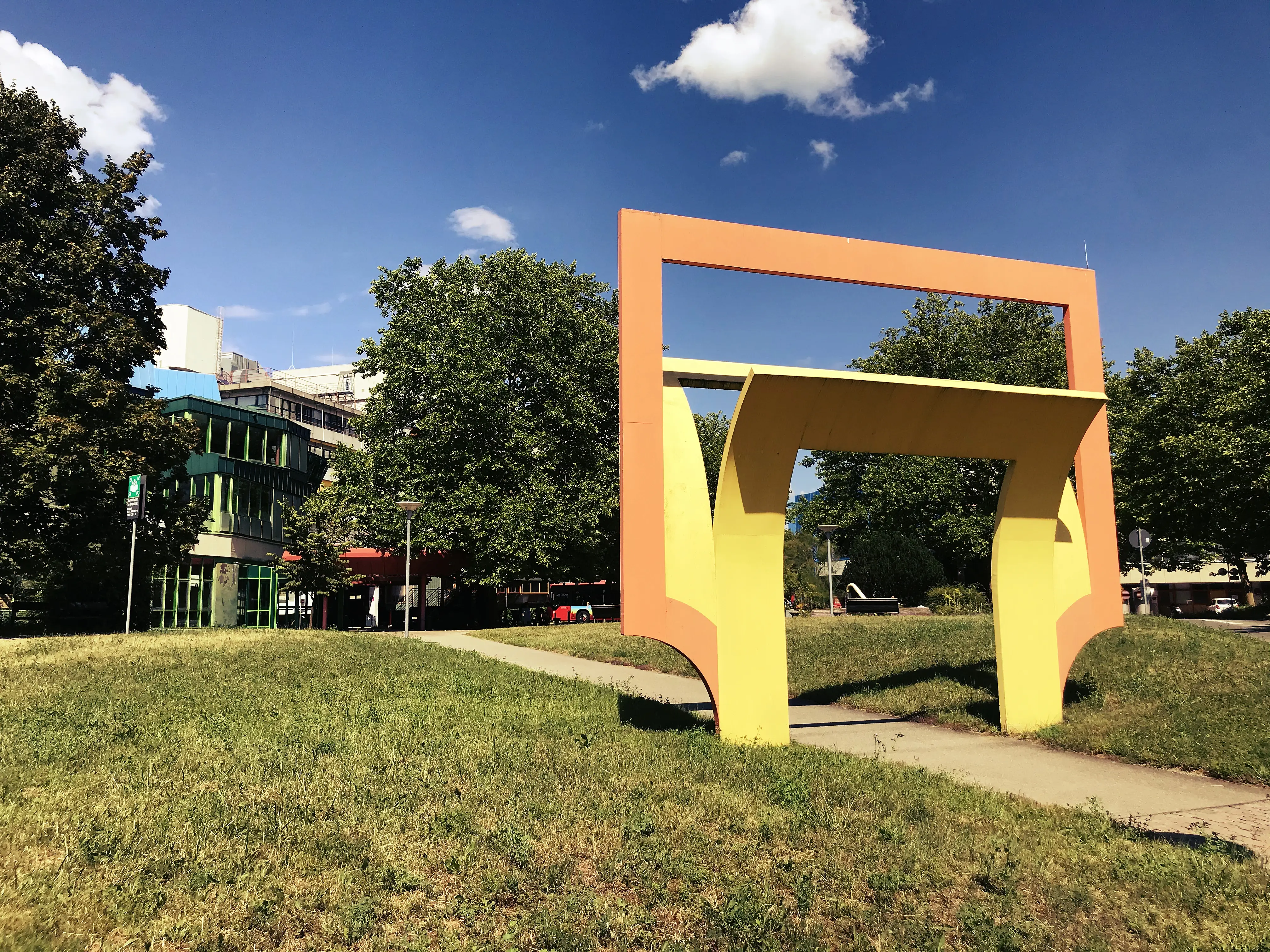 Auch das zweite kunstvolle Tor vor dem Eingang der Uni in Konstanz stammt von Pfahler.