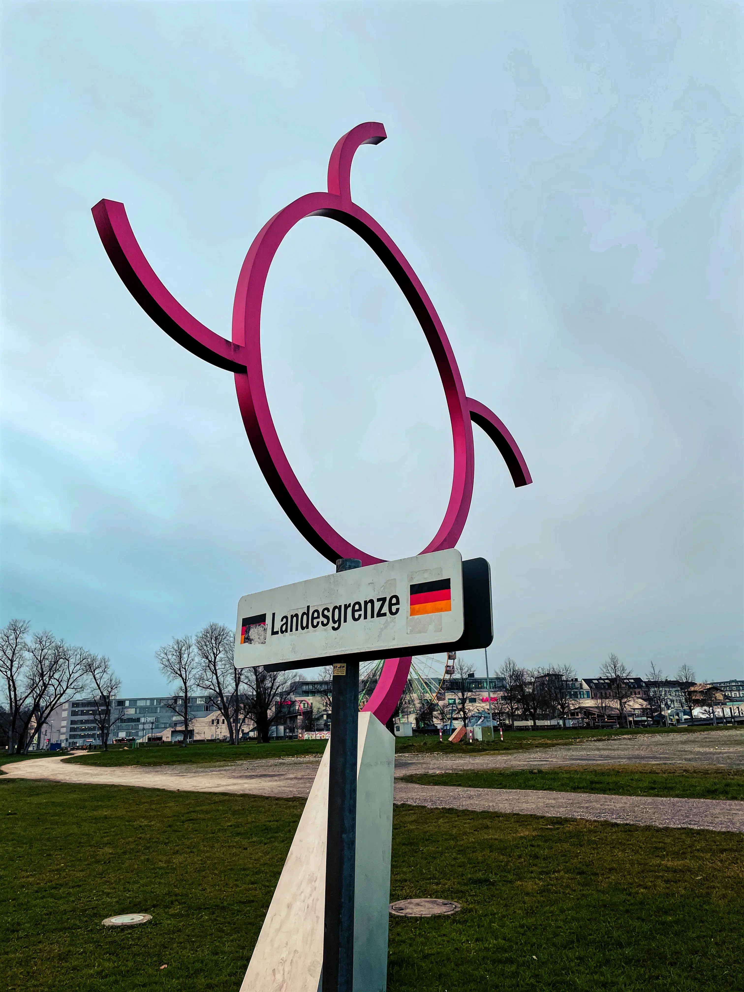 Die Kunstgrenze zwischen Konstanz und Kreuzlingen am Bodensee trennt natürlich auch die Länder Deutschland und Schweiz. Sie ist offizielle Staatsgrenze und nicht nur Kunstobjekt.