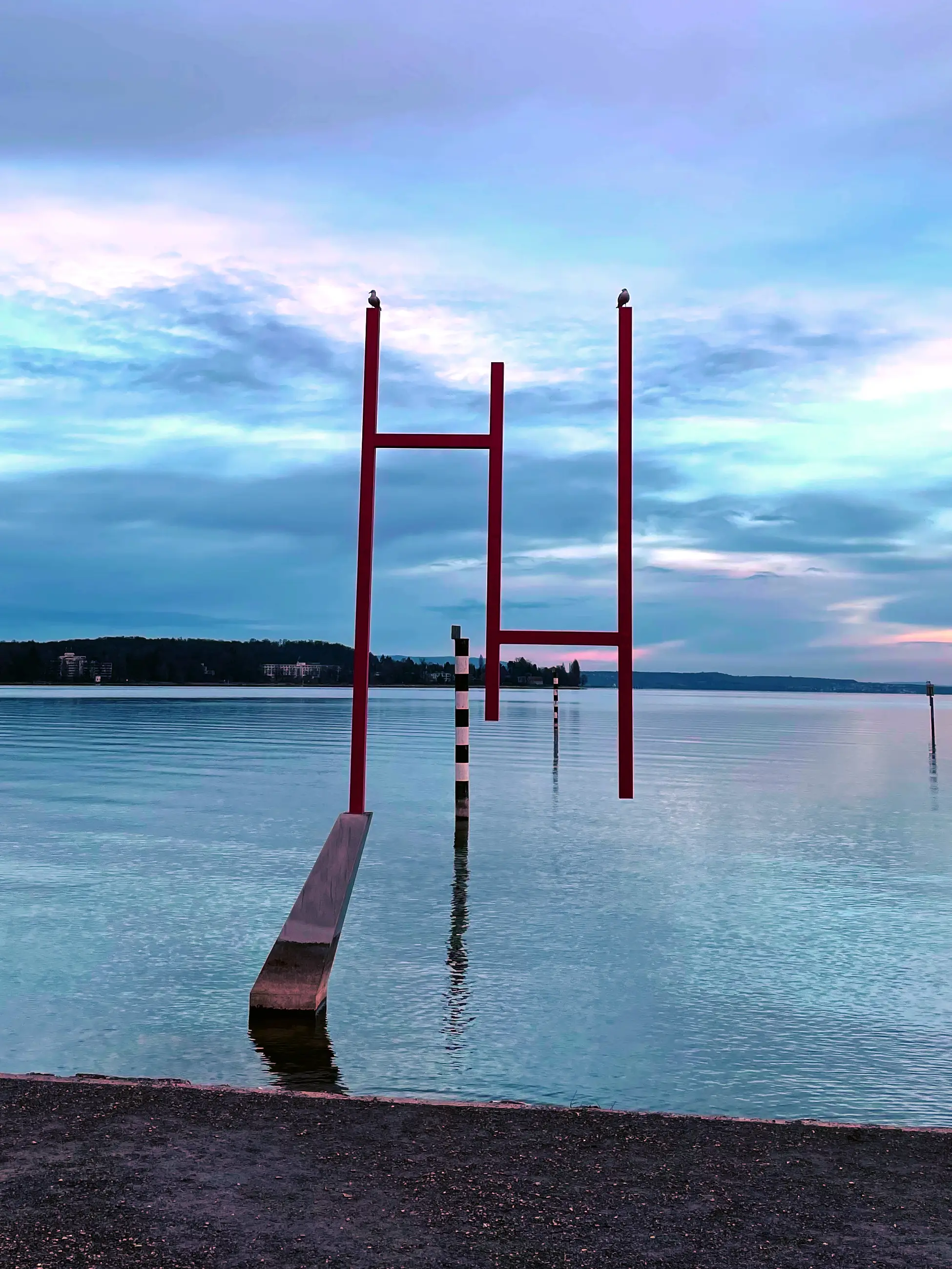 Die letzte aufgestellte Tarot-Skulptur von Johannes Dörflinger steht direkt im Bodensee und bildet das Ende der Kunstgrenze.