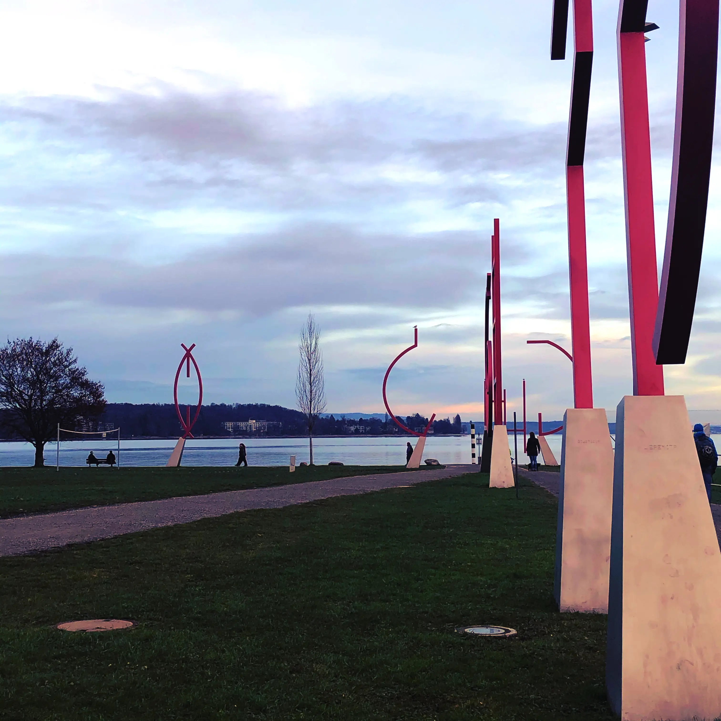 Wenn das Licht günstig ist, leuchten die Skulpturen an der Kunstgrenze in knalligen rot.