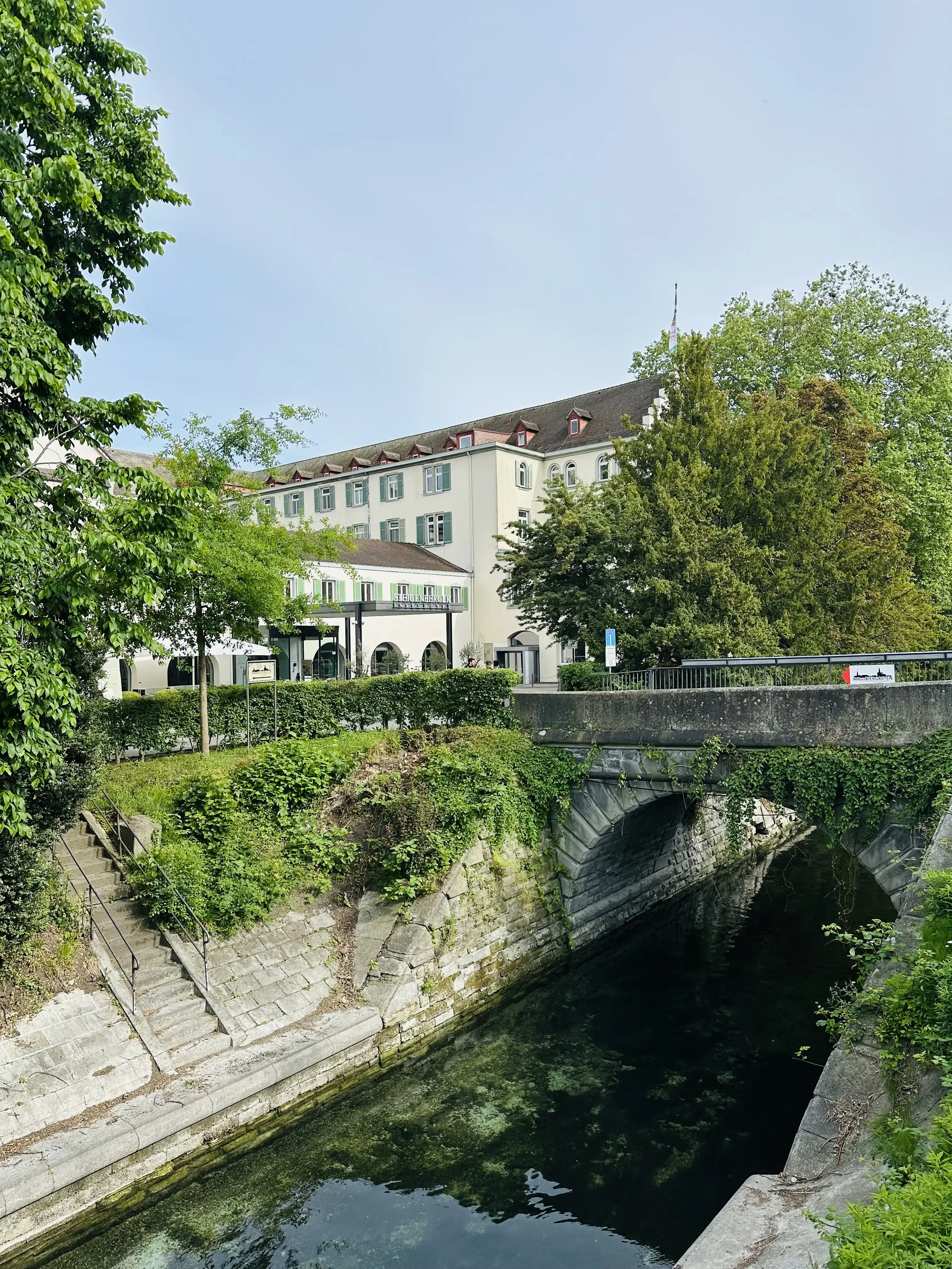 Nachdem man den Seerhein des Bodensees überquert hat, läuft man am bekannten Steigenberger Inselhotel Konstanz vorbei.