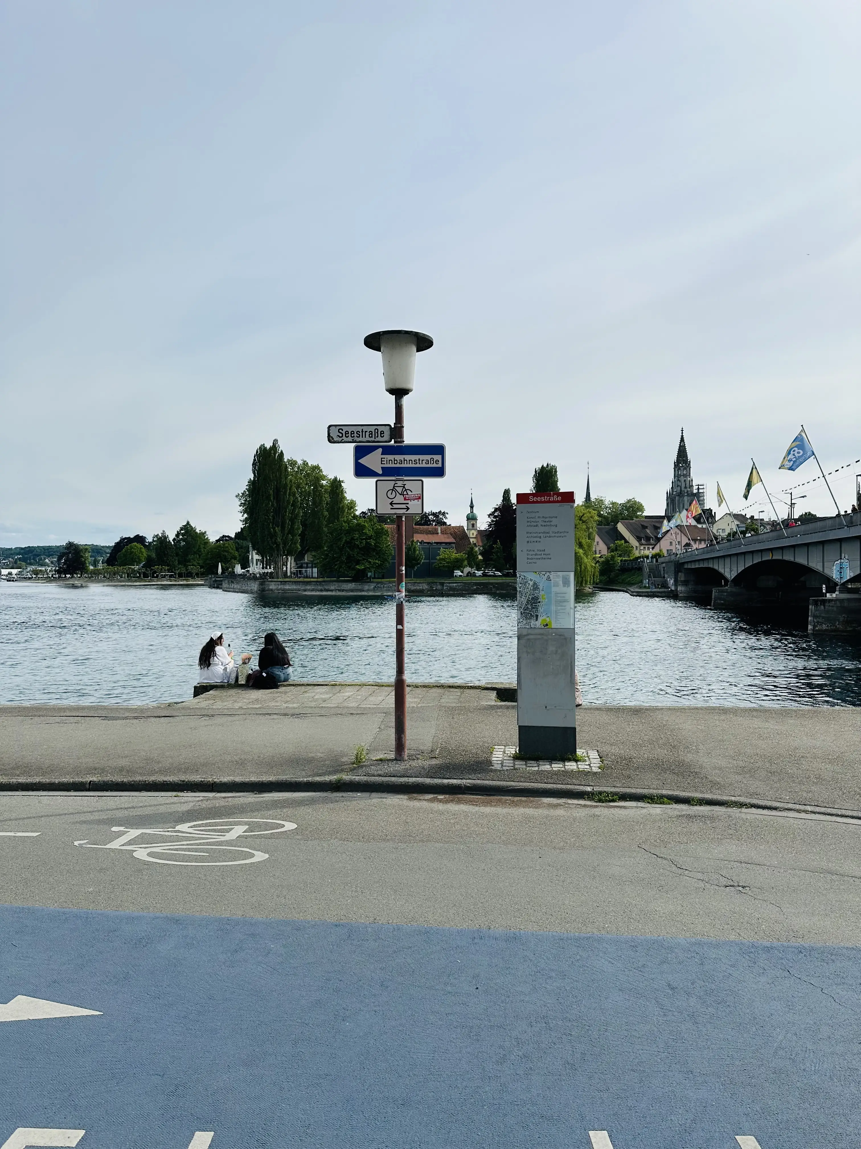 Der Bodensee läd an der Konstanzer Seestraße zum verweilen ein.