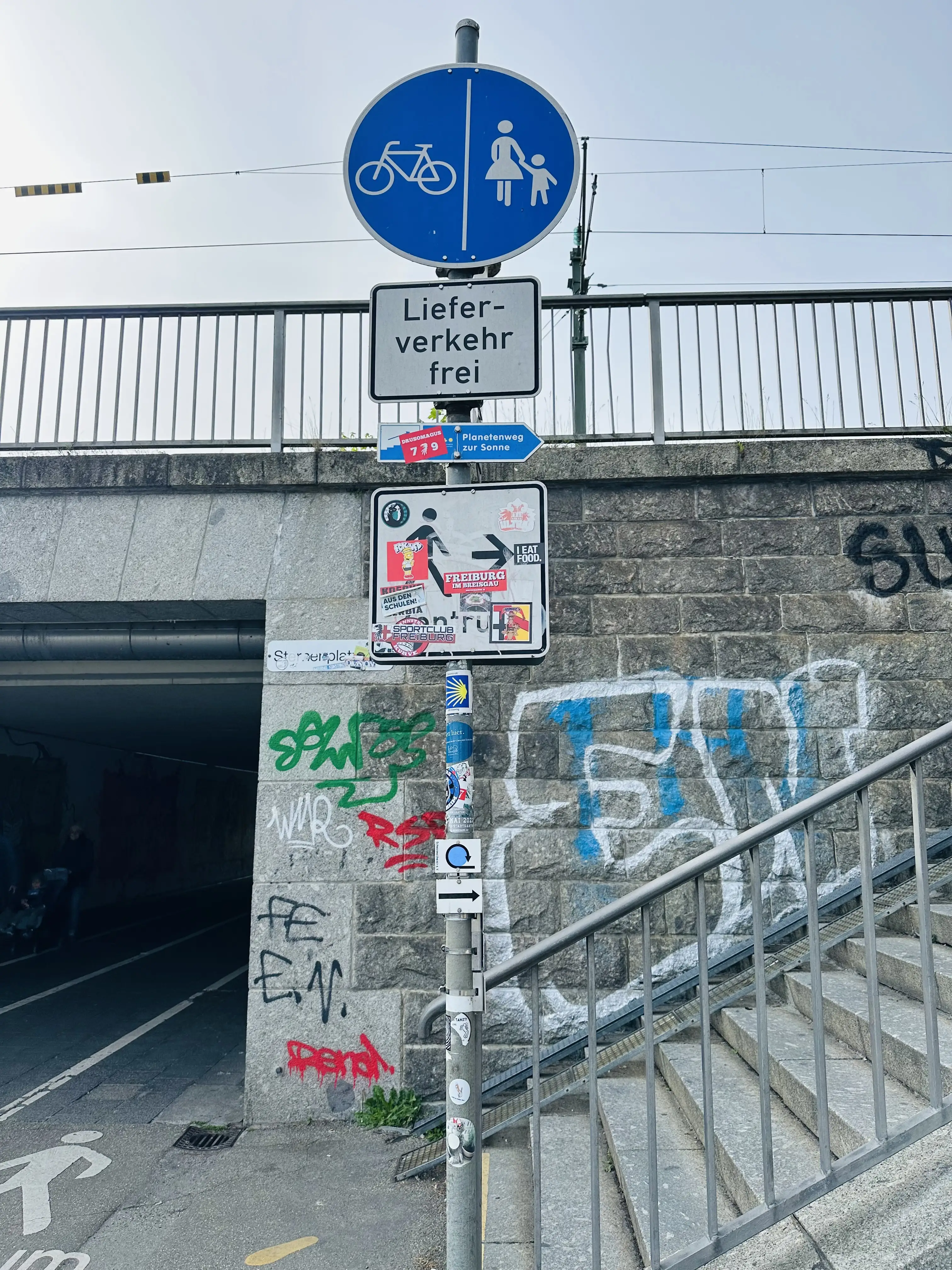 Der Planetenweg führt über die Rheinbrücke Richtung Konstanzer Innenstadt.
