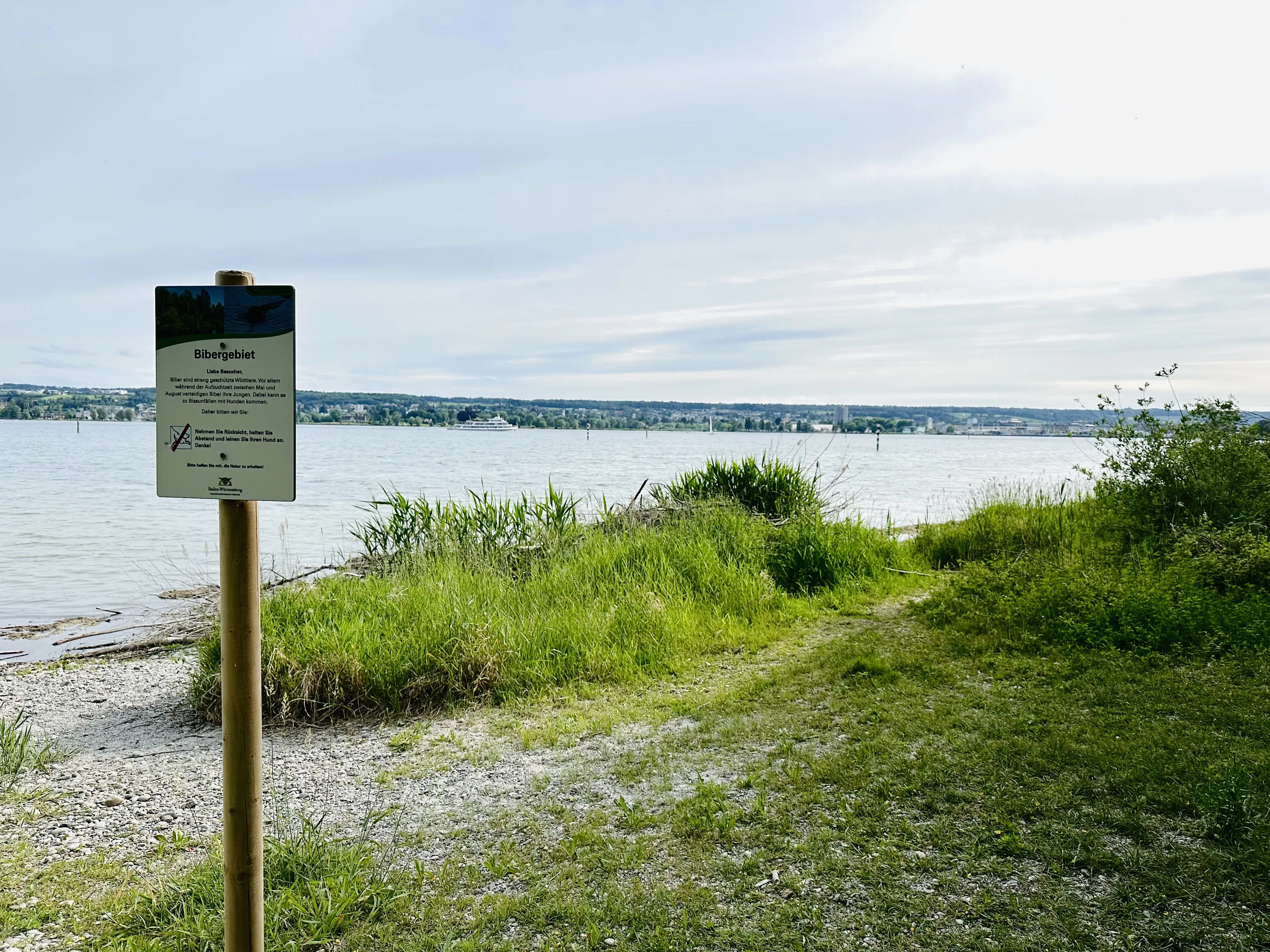 Schilder entlang des Planetenwegs am Bodensee geben nützliche Infos.
