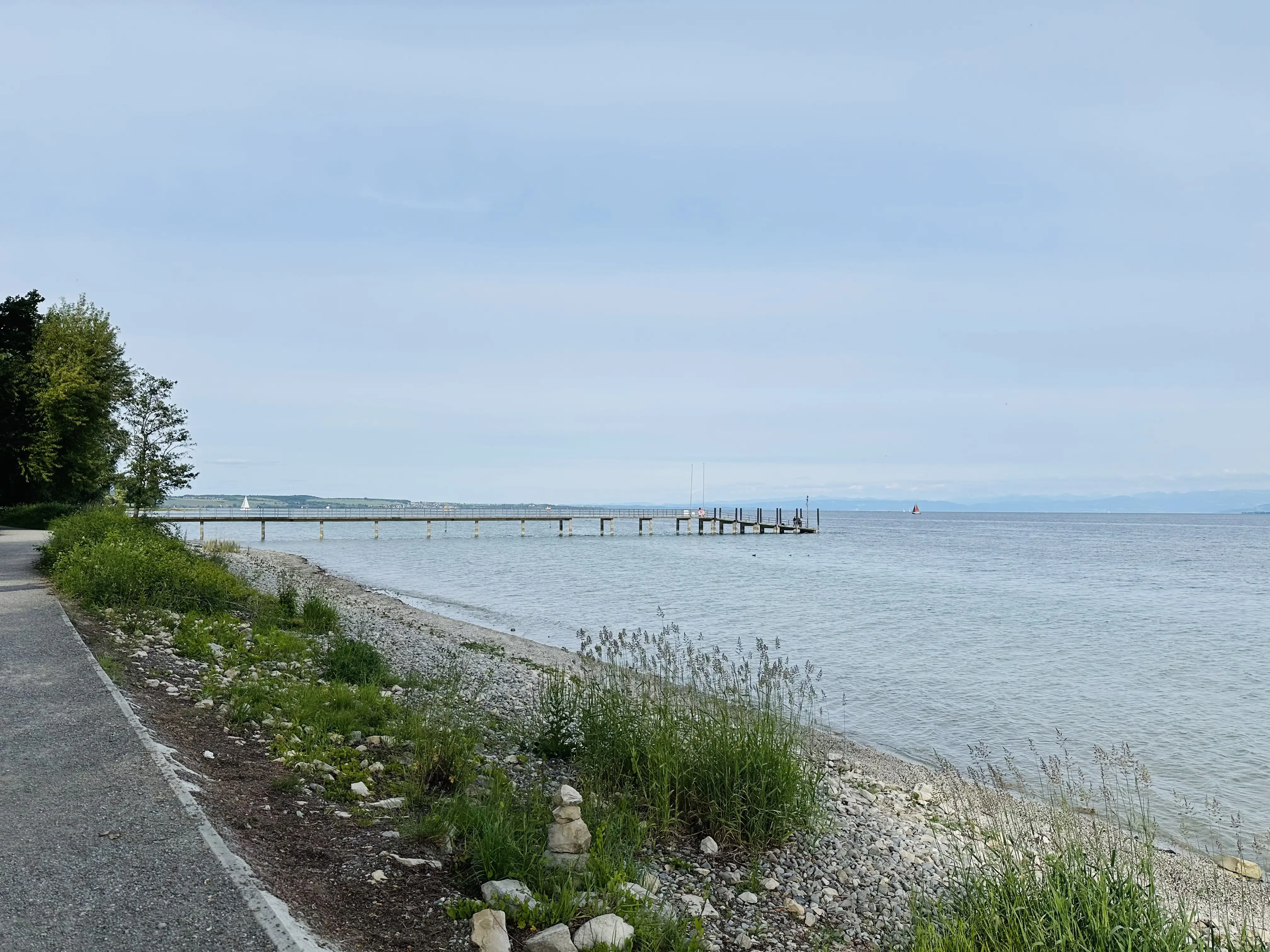 Auch von weiter weg ist der Steg der Bodensee Therme noch sichtbar.